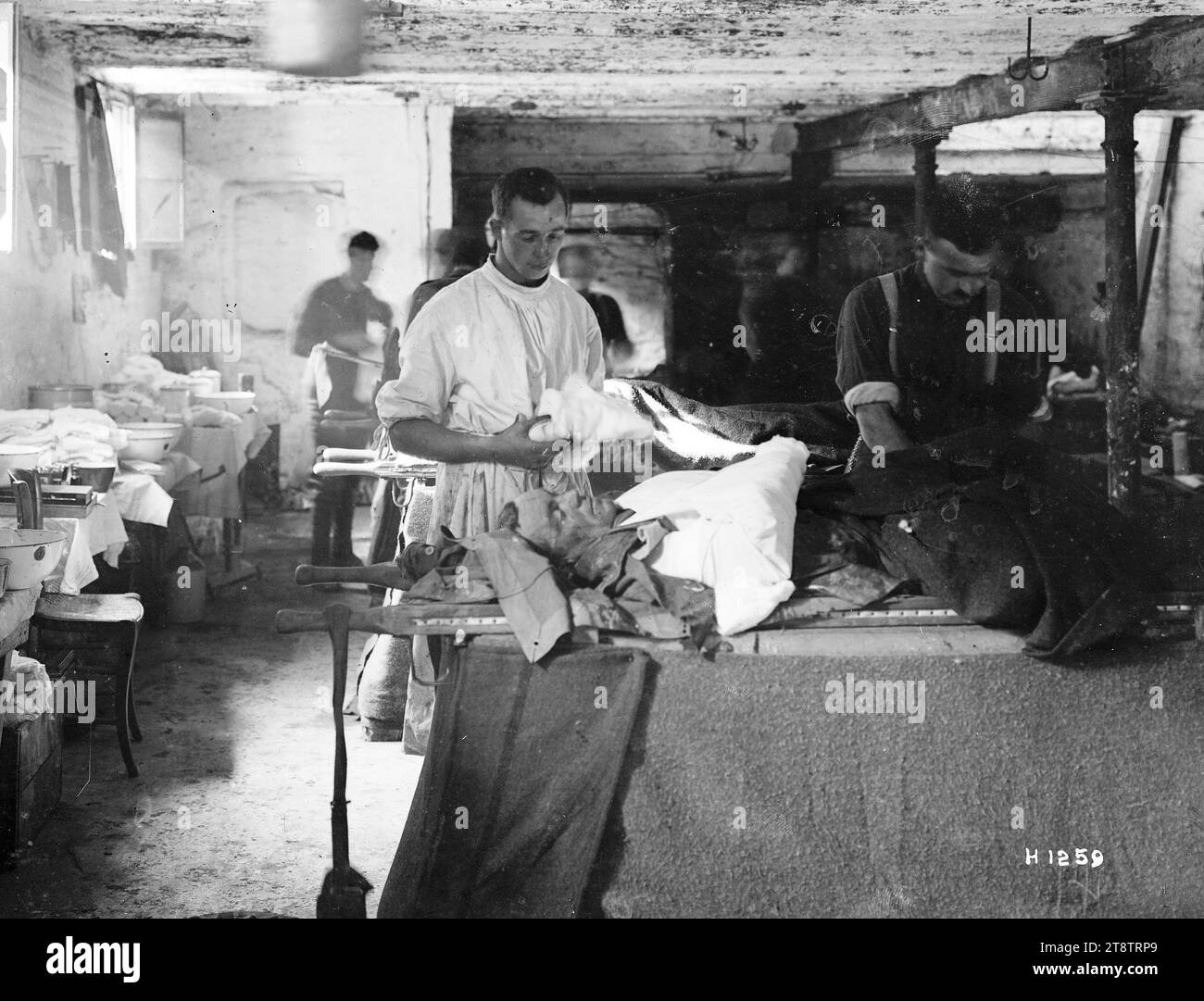 Verwundete Soldaten aus dem Ersten Weltkrieg werden in einem Feldlazarett versorgt, verwundete Soldaten aus dem Ersten Weltkrieg werden in einem Feldlazarett versorgt Stockfoto