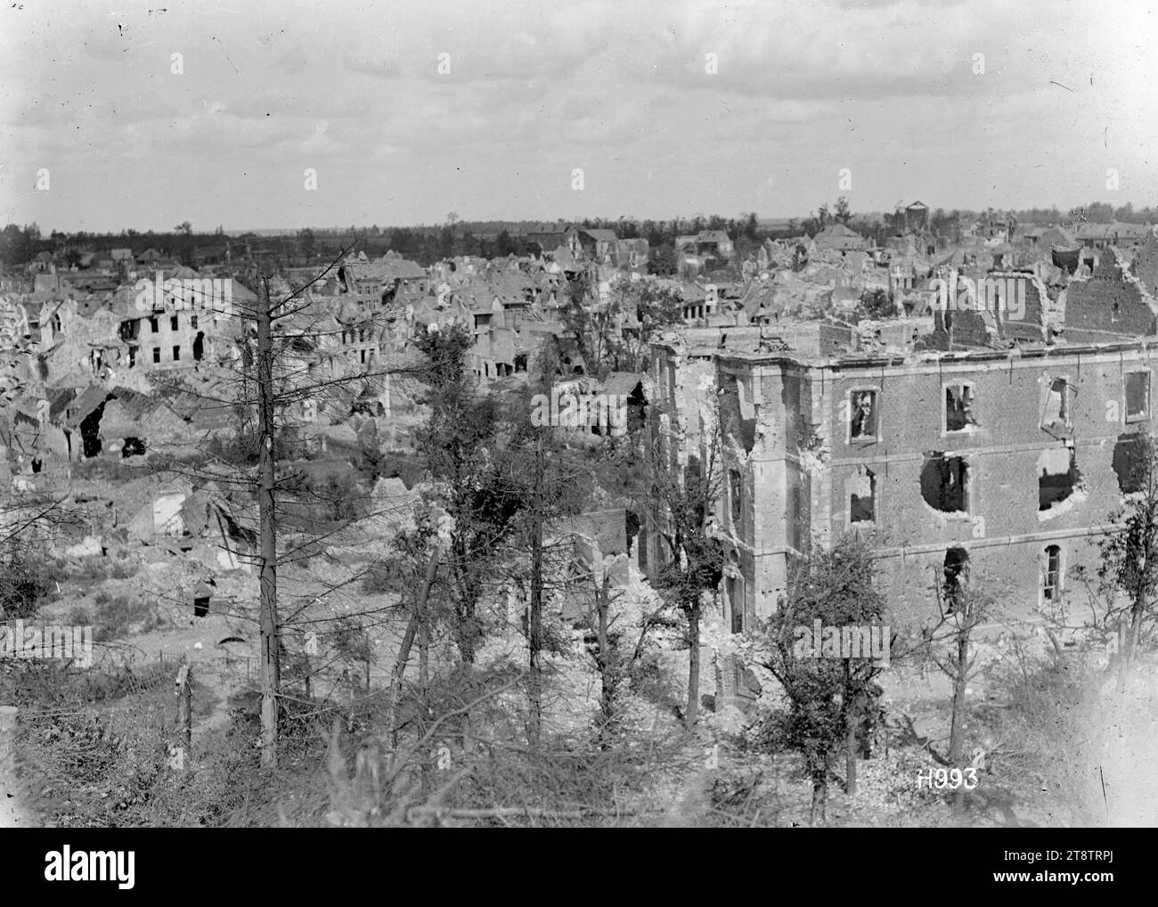 Blick auf Bapaume von der Zitadelle, erster Weltkrieg, Ein allgemeiner Blick über Bapaume von der Zitadelle. Zeigt, wie groß die Zerstörung der Stadt während des Ersten Weltkriegs war Im Vordergrund wurden einige Bäume beschädigt. Foto vom 30. August 1918 Stockfoto