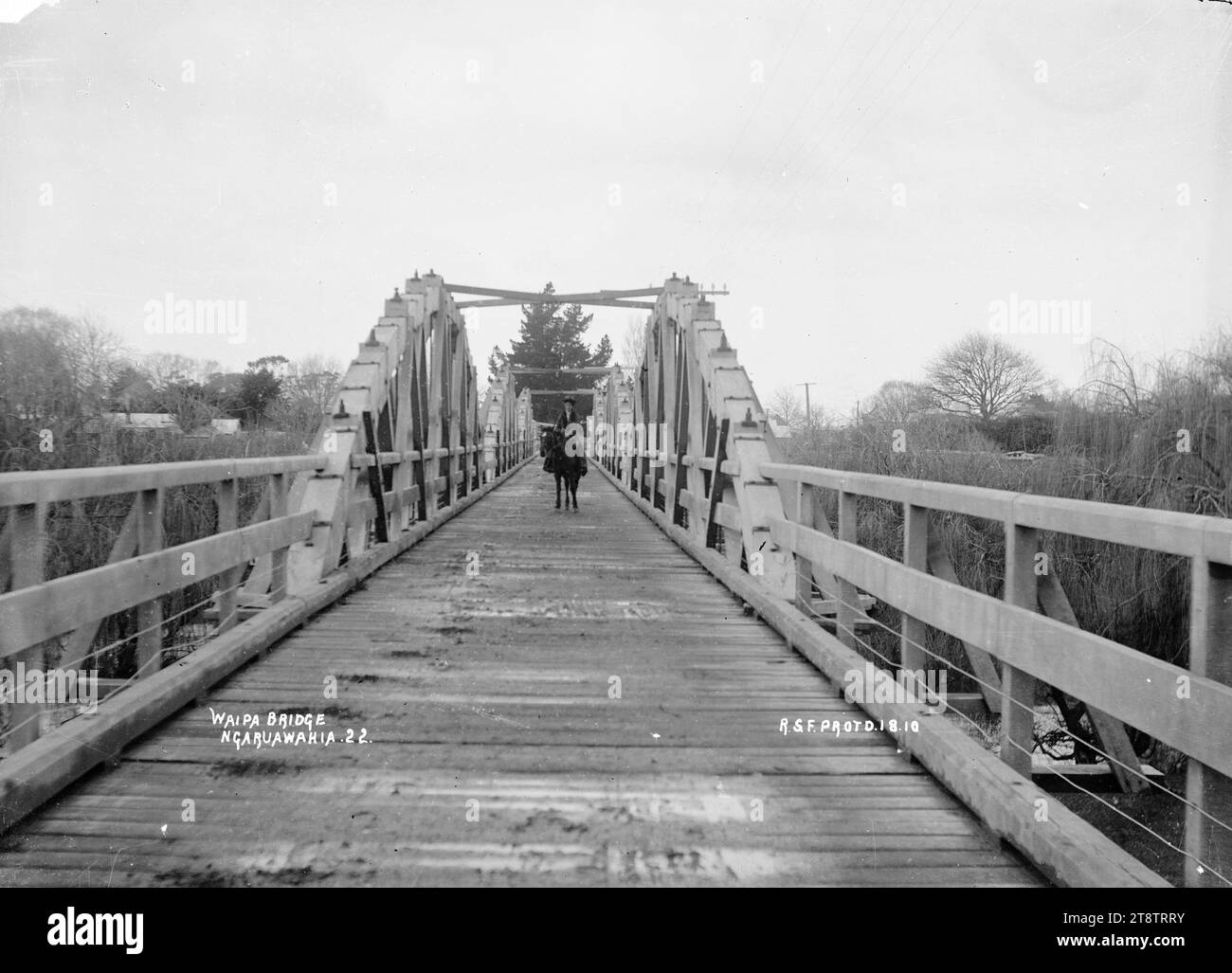 Waipa Bridge über den Waipa River in Ngaruawahia, Neuseeland, 1910 - Foto von Robert Stanley Fleming, Blick entlang der Waipa Bridge in Ngaruawahia, Neuseeland. Fotografiert von R.S.F, wahrscheinlich Robert Stanley Fleming, Lagerhalter von Ngaruawahia, Neuseeland Stockfoto