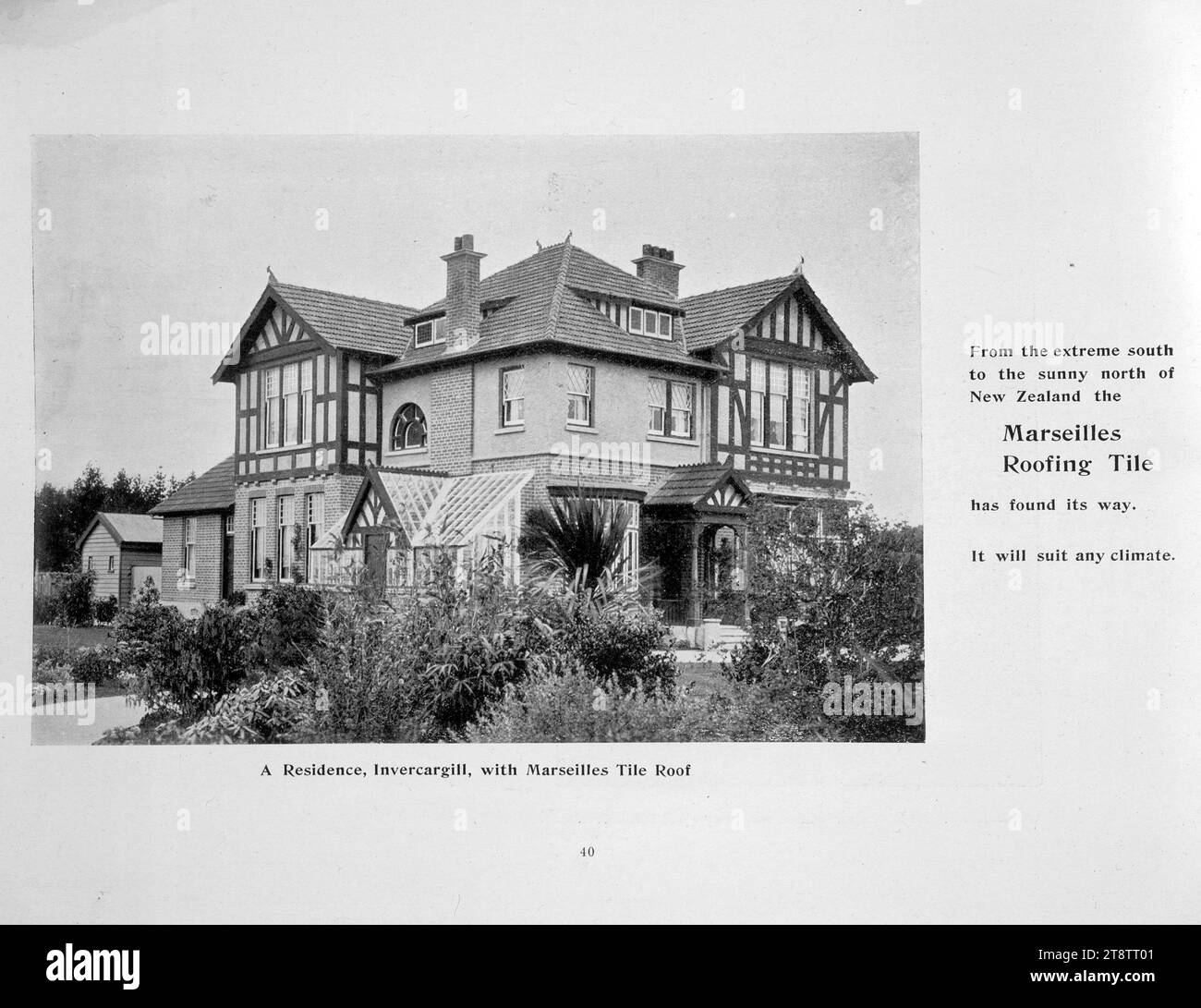 Briscoe & Co Ltd: Eine Residenz in Invercargill mit Ziegeldach von Marseille. Vom äußersten Süden bis zum sonnigen Norden Neuseelands hat die Marseilles Roofing Tile ihren Weg gefunden. Es passt zu jedem Klima. 1906-1908, zeigt eine zweigeschossige Ziegelbau- und Putzwohnung mit anliegendem Gewächshaus in einem Garten Stockfoto