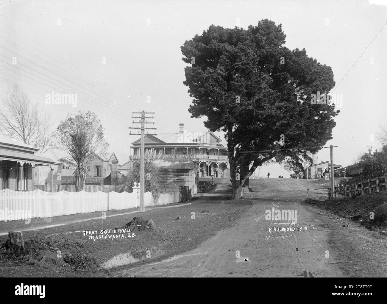 Great South Road in Ngaruawahia, Neuseeland, um 1910 - Foto von Robert Stanley Fleming, Ansicht der Great South Road in Ngaruawahia, Neuseeland. Das Delta Hotel ist im Zentrum zu sehen. Fotografiert von R.S.F. (wahrscheinlich Robert Stanley Fleming, Besitzer des Neuheitsdepots in Ngaruawahia, Neuseeland) Stockfoto