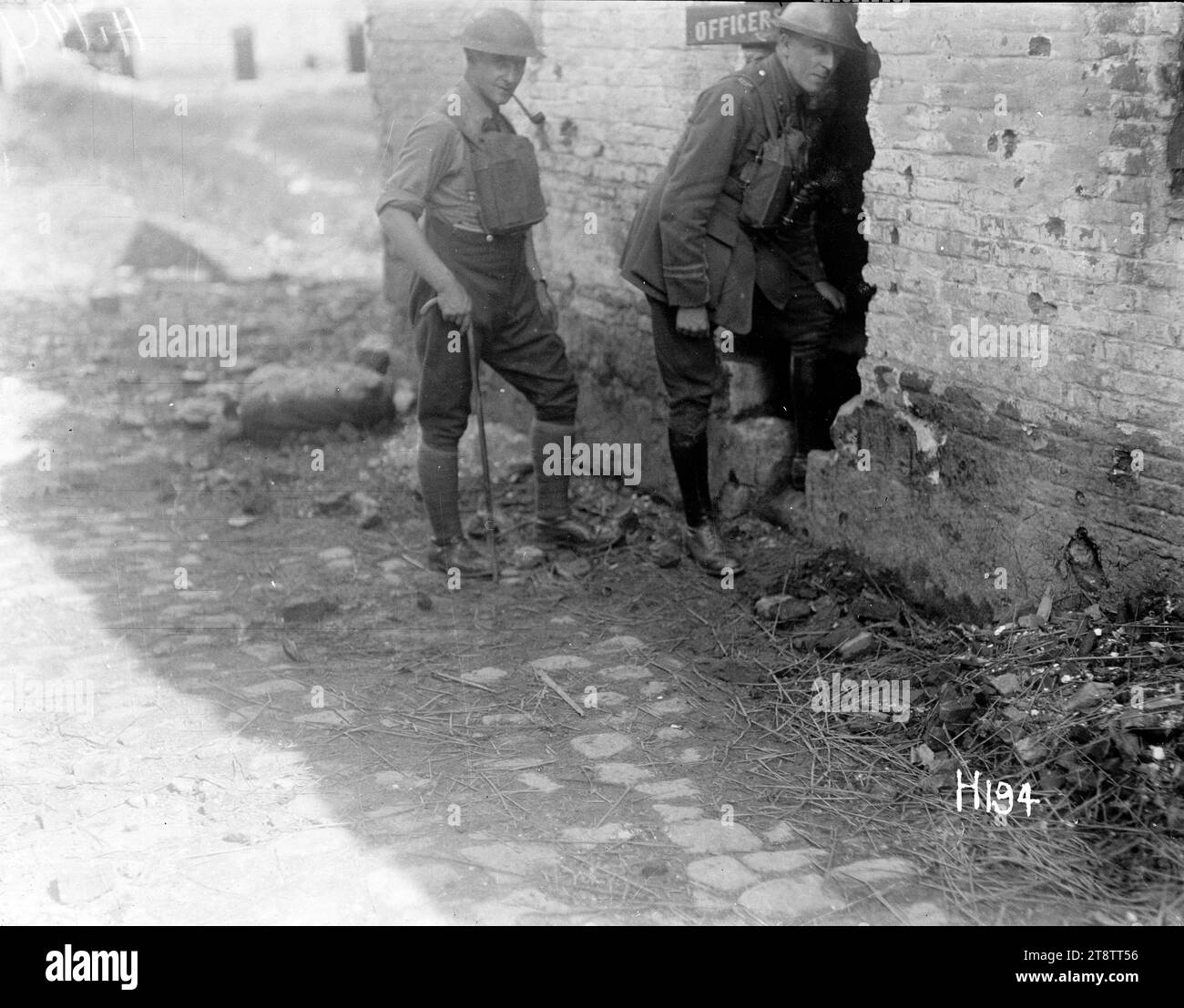 Die New Zealand Howitzer Battery - der Eingang zum Offiziersmesse, zwei Offiziere der New Zealand Howitzer Battery, die in die Offiziere eindringen, durcheinander durch ein Muschelloch in der Wand. Foto vom 18. August 1917 Stockfoto