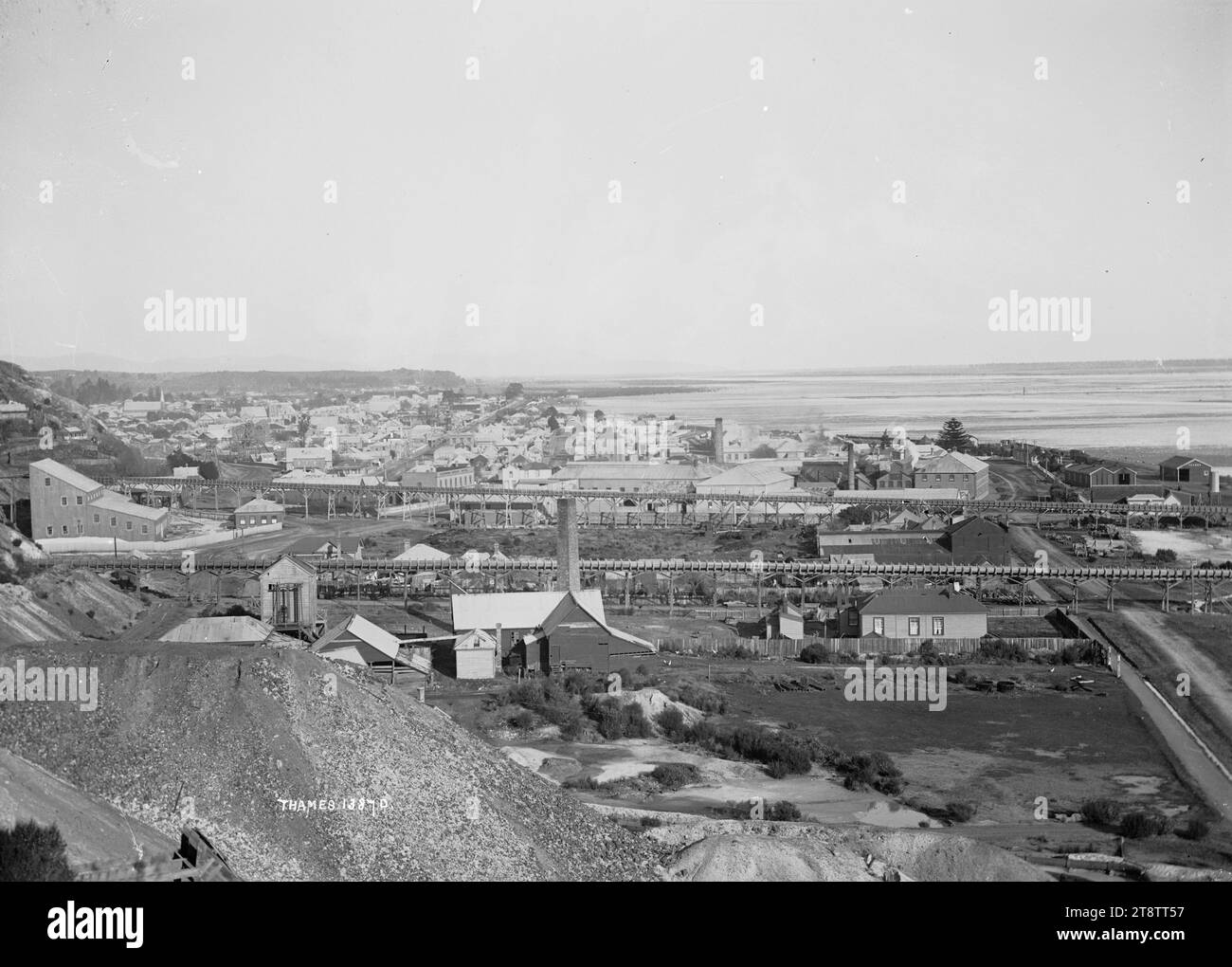 Allgemeine Ansicht der Themse mit Blick nach Süden, allgemeine Ansicht der Themse mit Blick nach Süden, aus der Nähe des Moanataiari Spur, die Batterien im Vordergrund und Wasserrennen in der mittleren Distanz zeigt Stockfoto