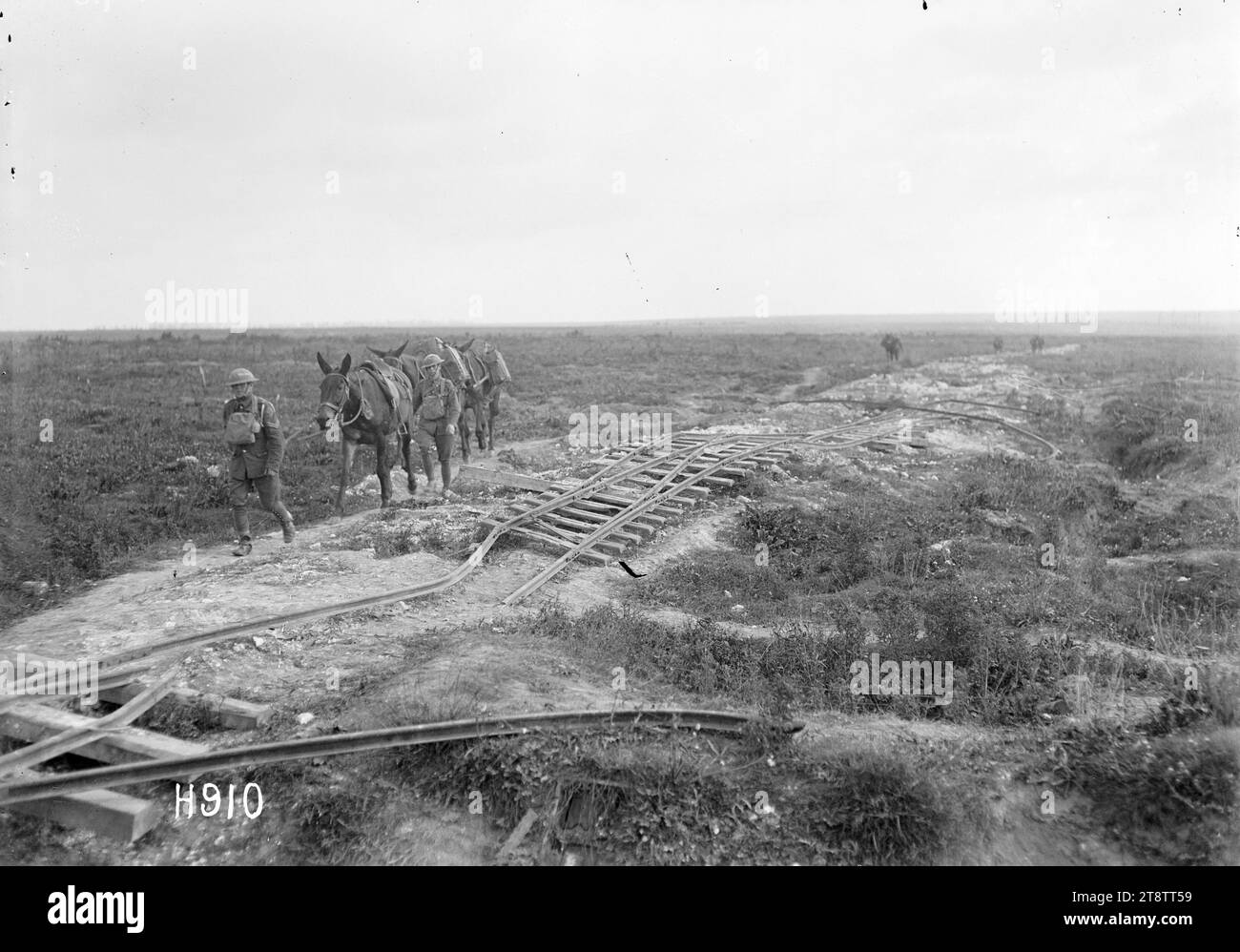 Eine deutsche Stadtbahn, die im Ersten Weltkrieg in Frankreich zerstört wurde, führen zwei neuseeländische Soldaten Pferde an den zerstörten Gleisen einer deutschen Leichtbahn bei Serre, Frankreich, vorbei Foto vom 21. August 1918 Stockfoto