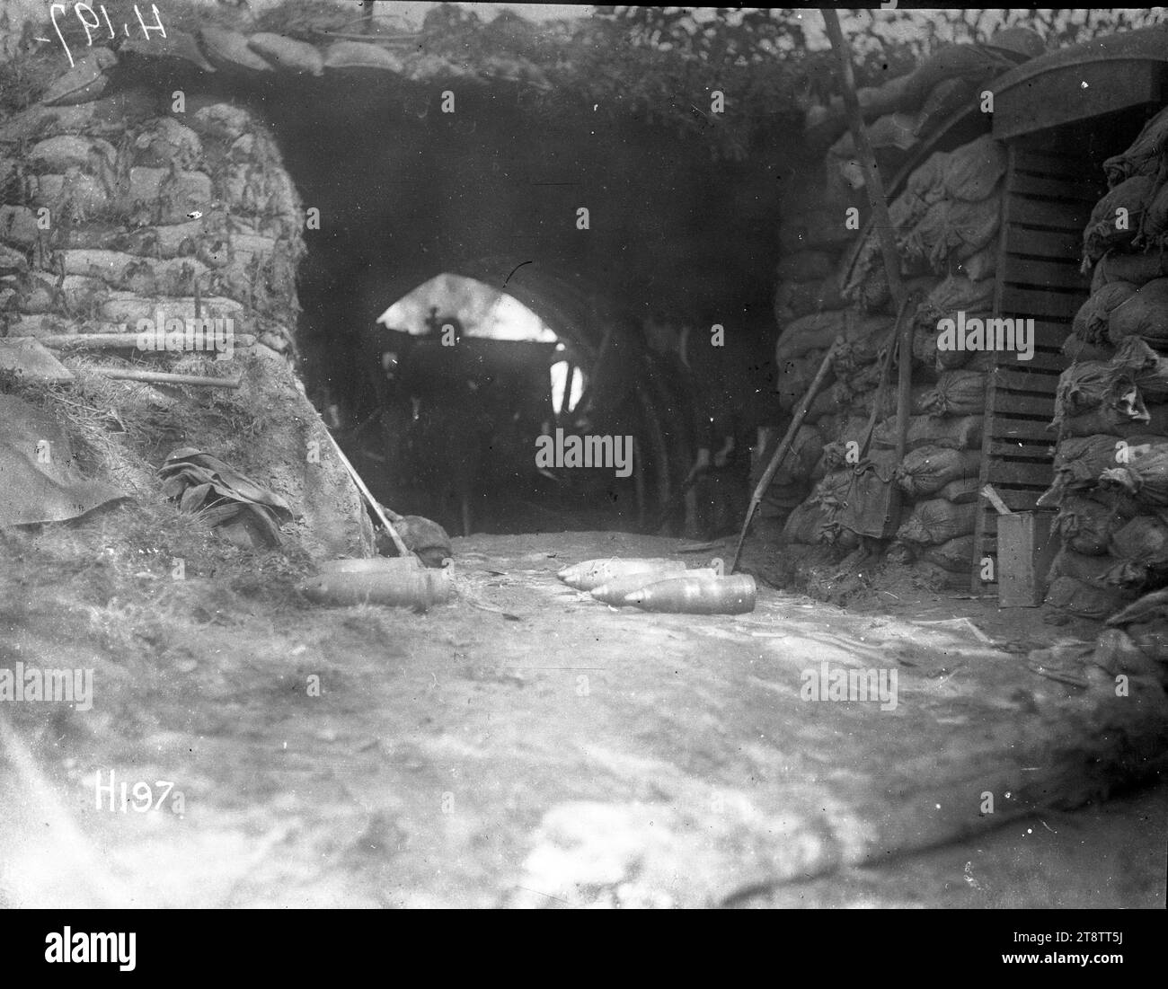 New Zealand Howitzer Battery - die Pistolengrube, Rückansicht einer Pistoleneinlage der New Zealand Howitzer Battery. Zeigt einen Sandsacktunnel mit Schalen auf dem Boden. Foto vom 18. August 1917 Stockfoto