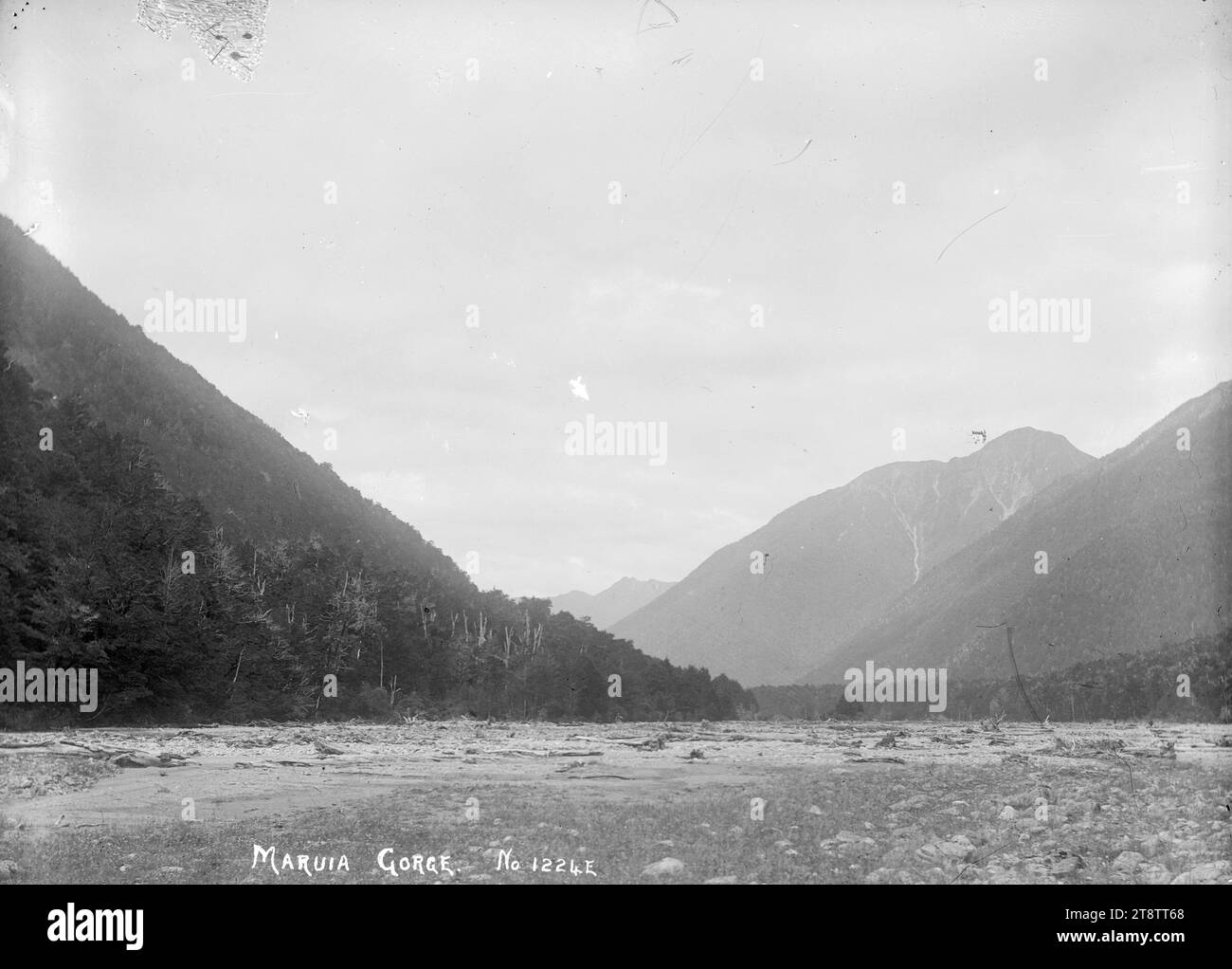 Blick auf die Maruia-Schlucht (Kannibal-Schlucht), Blick auf die Maruia-Schlucht, mit Flussflächen im Vordergrund. CA 1910s Stockfoto