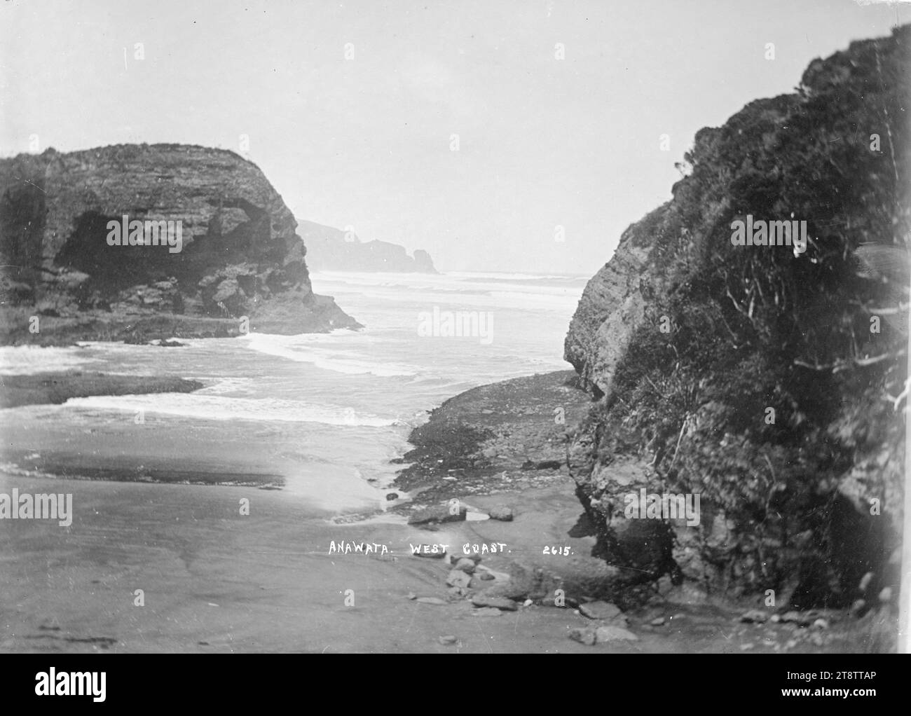TE Henga Beach mit Blick nach Süden, Blick auf Te Henga Beach (Bethells) mit Blick nach Süden durch die Lücke zwischen Ihumoana Island und Kotau Point. Fotografiert in den frühen 1900er Jahren Stockfoto TE Henga Beach mit Blick nach Süden, Blick auf Te Henga Beach (Bethells) mit Blick nach Süden durch die Lücke zwischen Ihumoana Island und Kotau Point. Fotografiert in den frühen 1900er Jahren Stockfoto