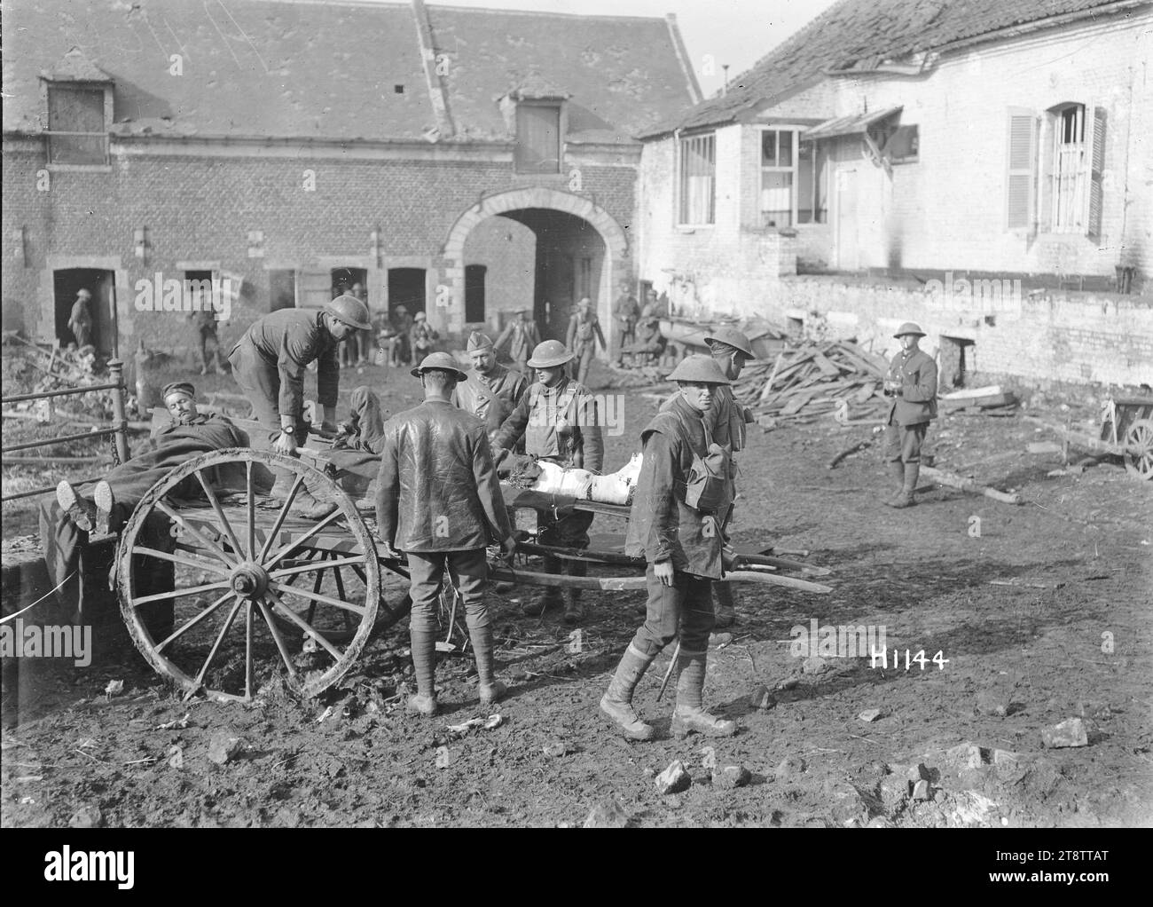 Neuseeländer transportierten verwundete deutsche Soldaten in Frankreich während des Ersten Weltkriegs, Neuseeländer in Frankreich in Pont-a-Pierre transportierten verwundete deutsche Soldaten auf Bahren. Die Deutschen waren von vorne auf einem Bauernwagen abgesetzt worden. Foto aufgenommen am 1. November 1918 Stockfoto
