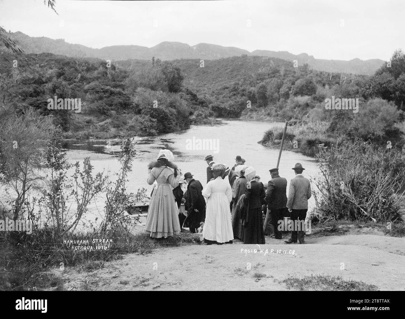 Hamurana Stream und Süßwasserquellen in der Nähe von Rotorua, Hamurana Stream und Süßwasserquellen. Eine Gruppe von Besichtigern besteigen ein Boot von einem kleinen Anleger am Hamurana Stream, um die Süßwasserquellen in der Nähe zu sehen. P am 10. November 1908 Stockfoto