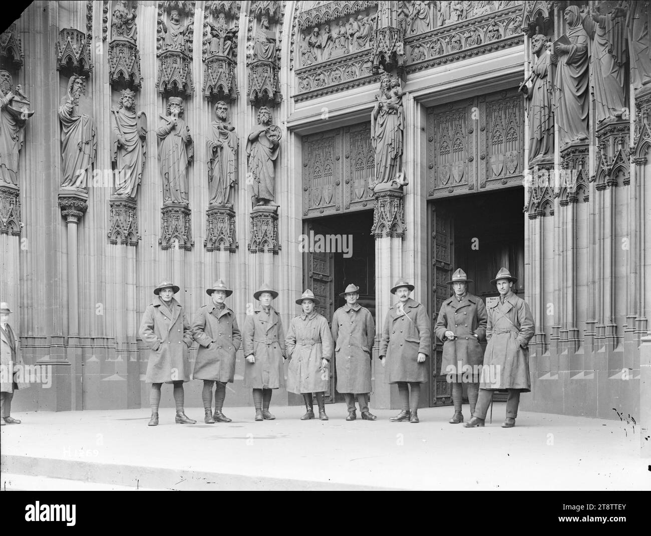 Neuseeländische Soldaten stehen auf den Stufen des Kölner Doms, Eine Gruppe neuseeländischer Soldaten, die 1919 auf der Treppe des Kölner Doms standen. Hervorzuheben im Hintergrund ist eine fein geschnitzte gotische Statue Stockfoto