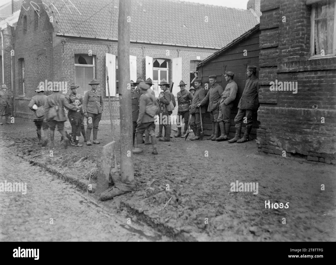 Deutsche Kriegsgefangene in Beauvois, Frankreich, im Ersten Weltkrieg, Eine kleine Gruppe deutscher Kriegsgefangener mit neuseeländischen Soldaten in einer Straße in der französischen Stadt Beauvois während des Ersten Weltkriegs Foto vom 15. Oktober 1918 Stockfoto