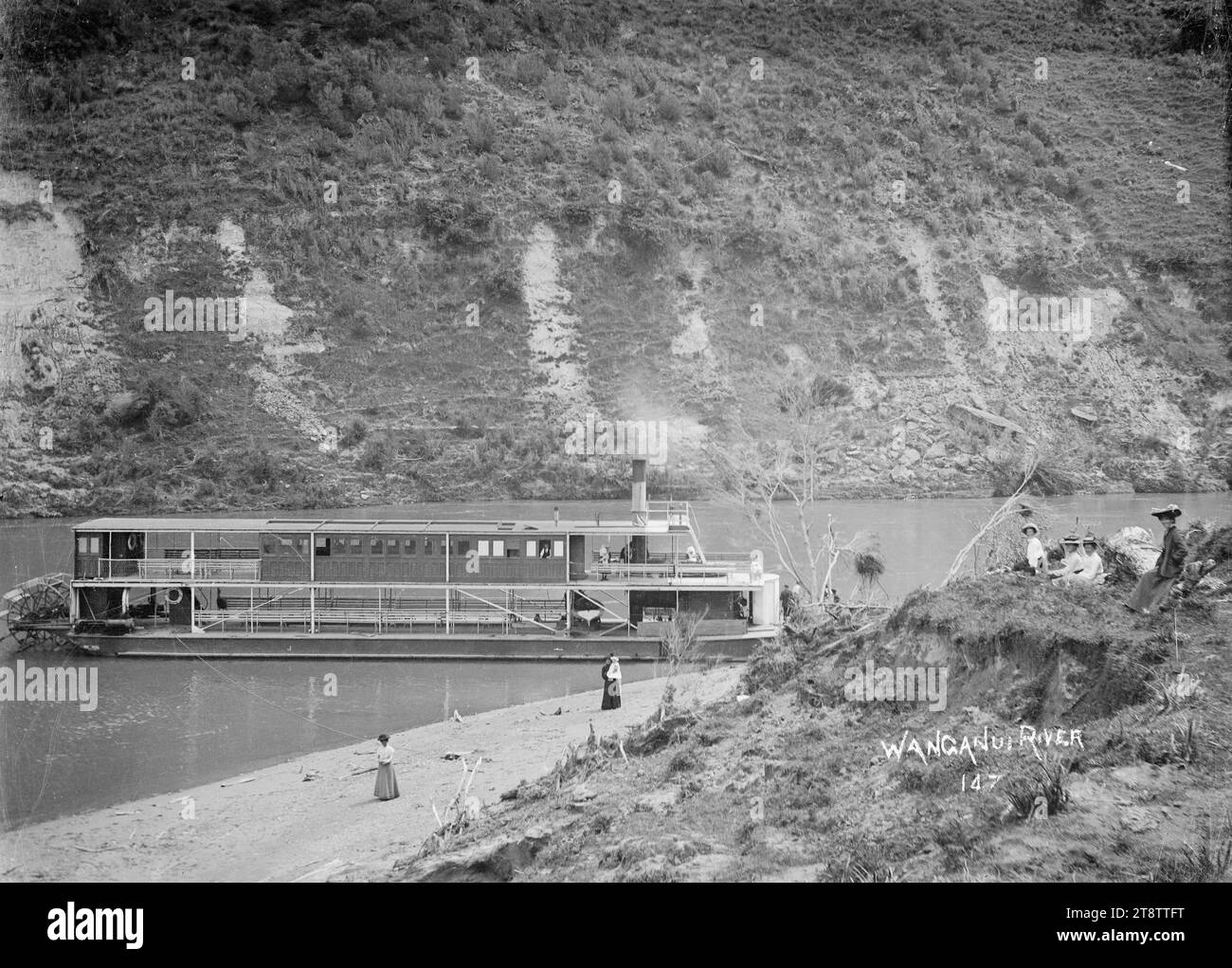 Blick auf den Raddampfer Manuwai auf dem Whanganui River, Blick auf den Raddampfer 'Manuwai' auf dem Whanganui River, ca. 1905 Stockfoto