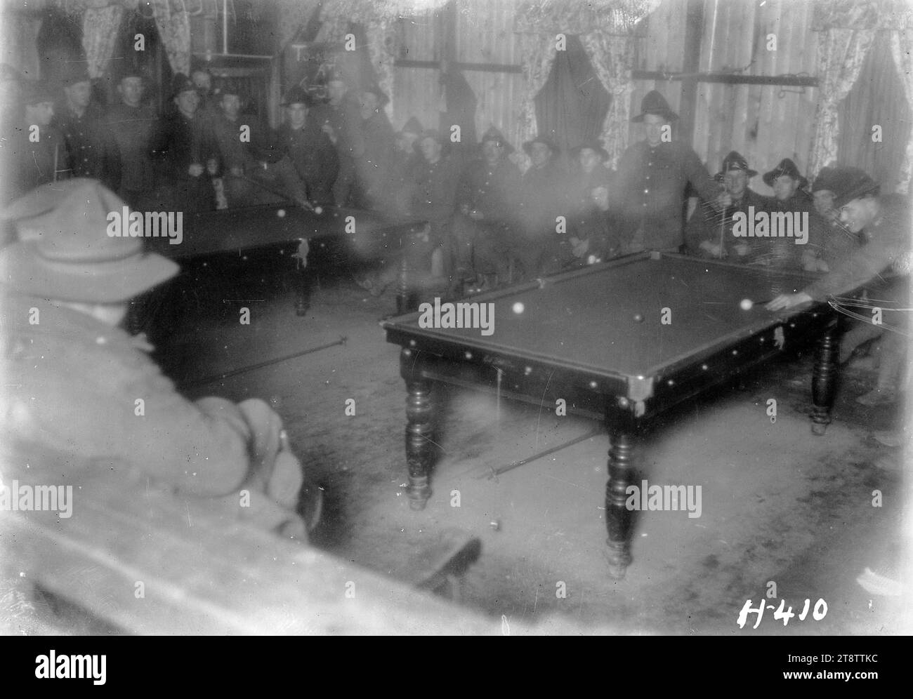 Soldaten spielen Billard in der YMCA-Hütte in Frankreich, Soldaten spielen Billard in der YMCA-Hütte im New Zealand Infantry Base Depot in Etaples, Frankreich. Foto vom 15. Januar 1918 Stockfoto
