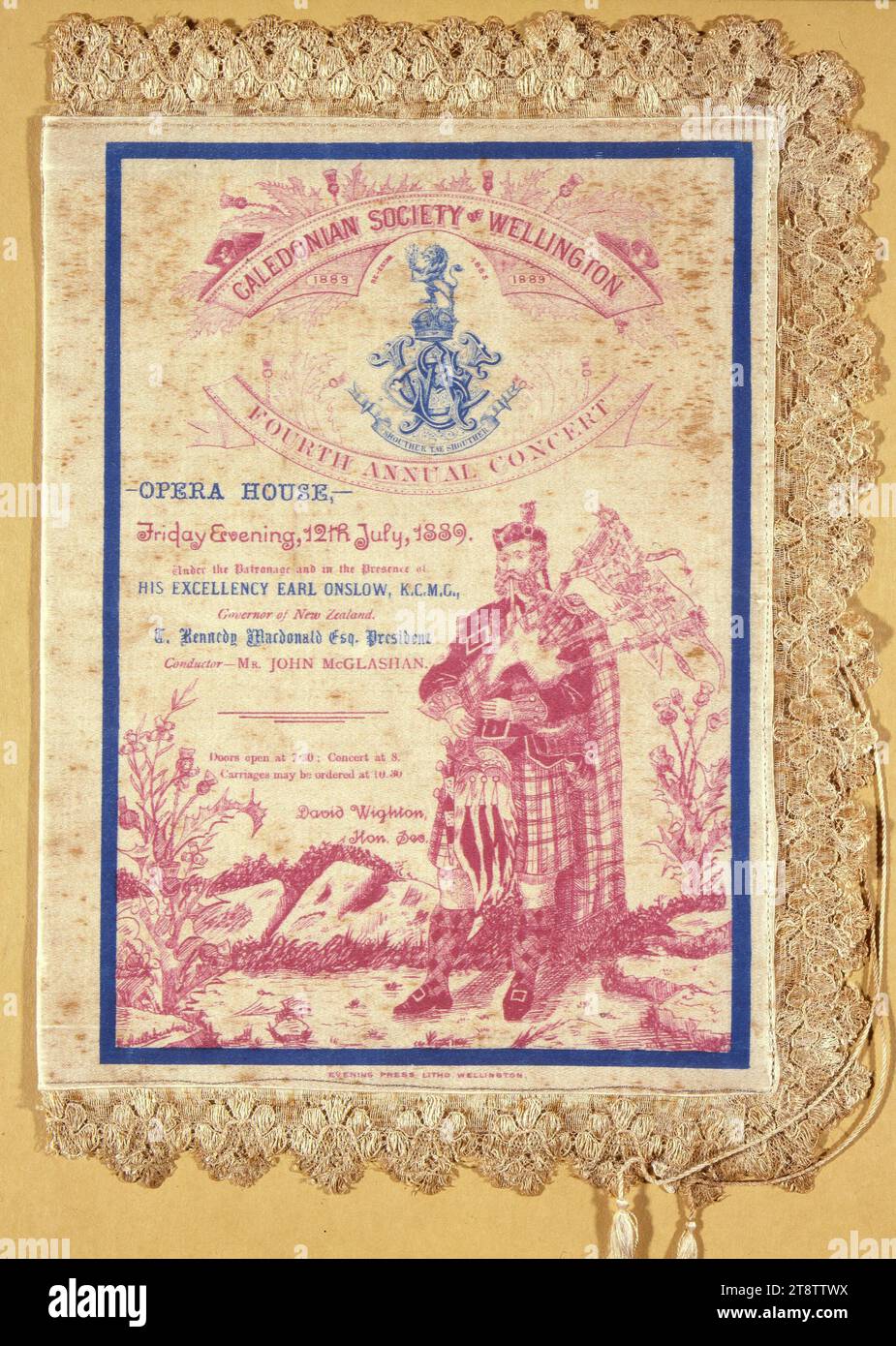 Halliburton, W, fl 1887: Caledonian Society of Wellington, Neuseeland. Viertes jährliches Konzert. Opernhaus, Freitagabend, 12. Juli 1889, unter der Schirmherrschaft und in Anwesenheit seiner Exzellenz Earl Onslow, K.C.M.G, Gouverneur von Neuseeland. Dirigent John McGla, Anordnung des Textes mit zusätzlichem Spitzenrand. Die Titelseite zeigt einen getöteten Mann, der Dudelsack spielt. David Wighton ist Ehrensekretär der Gesellschaft Stockfoto