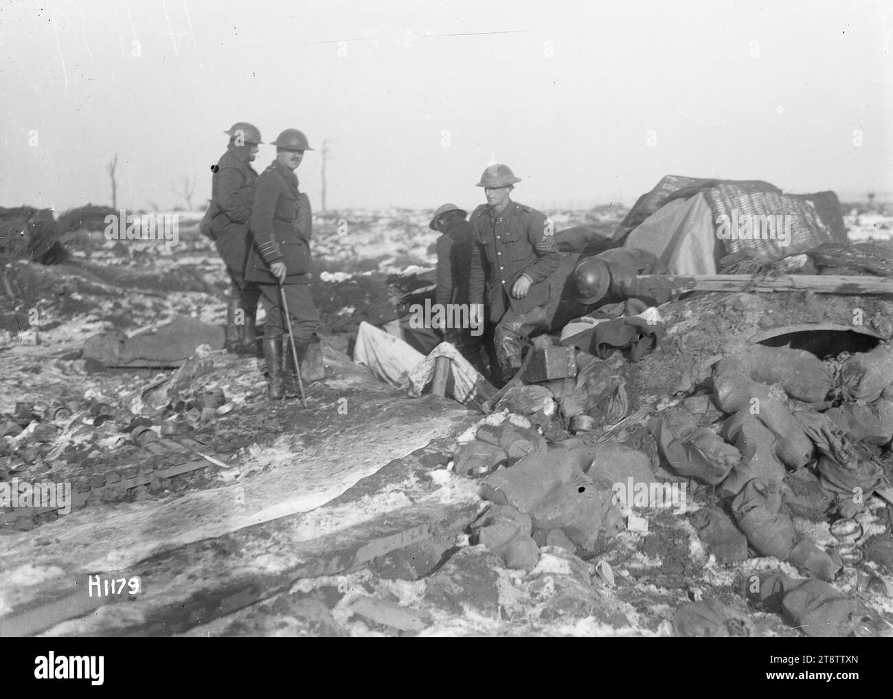 Neuseeländische Geschütze unter Tarnung an der Westfront, im Ersten Weltkrieg, neuseeländische Artilleriegeschütze, die nach dem Bombardement während des Ersten Weltkrieges getarnt wurden, wahrscheinlich auf dem Ypern-Salient. Es liegt Schnee und Eis auf dem Boden. Foto vom 1. Januar 1918 Stockfoto