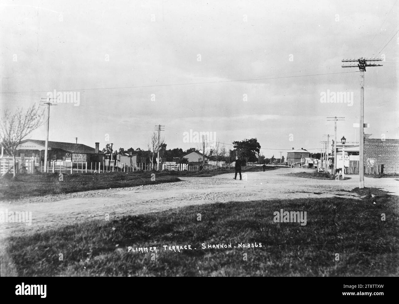 Plimmer Terrace, Shannon, View of Plimmer Terrace in Shannon, eine breite, unbefestigte Straße, mit der Rückseite des Bahnhofs teilweise in der Mitte links zu sehen. Ca. 1910er Jahre Stockfoto