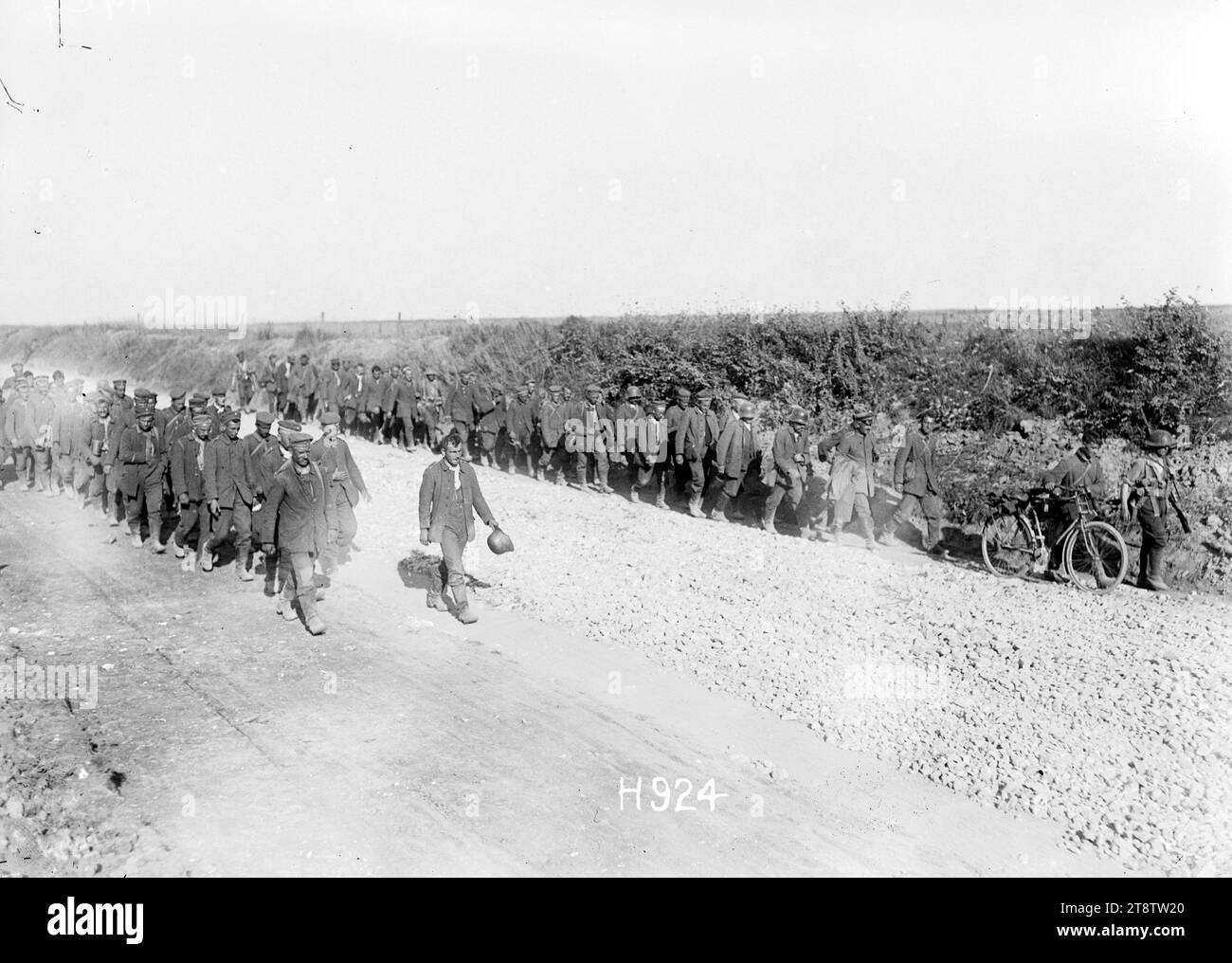 Deutsche Gefangene gehen eine Straße entlang, Hebuterne, Frankreich, zwei Kolonnen deutscher Gefangener, an der Front gefangen, während des Ersten Weltkriegs eine Straße entlang laufen Foto: Hebuterne am 21. August 1918 Stockfoto
