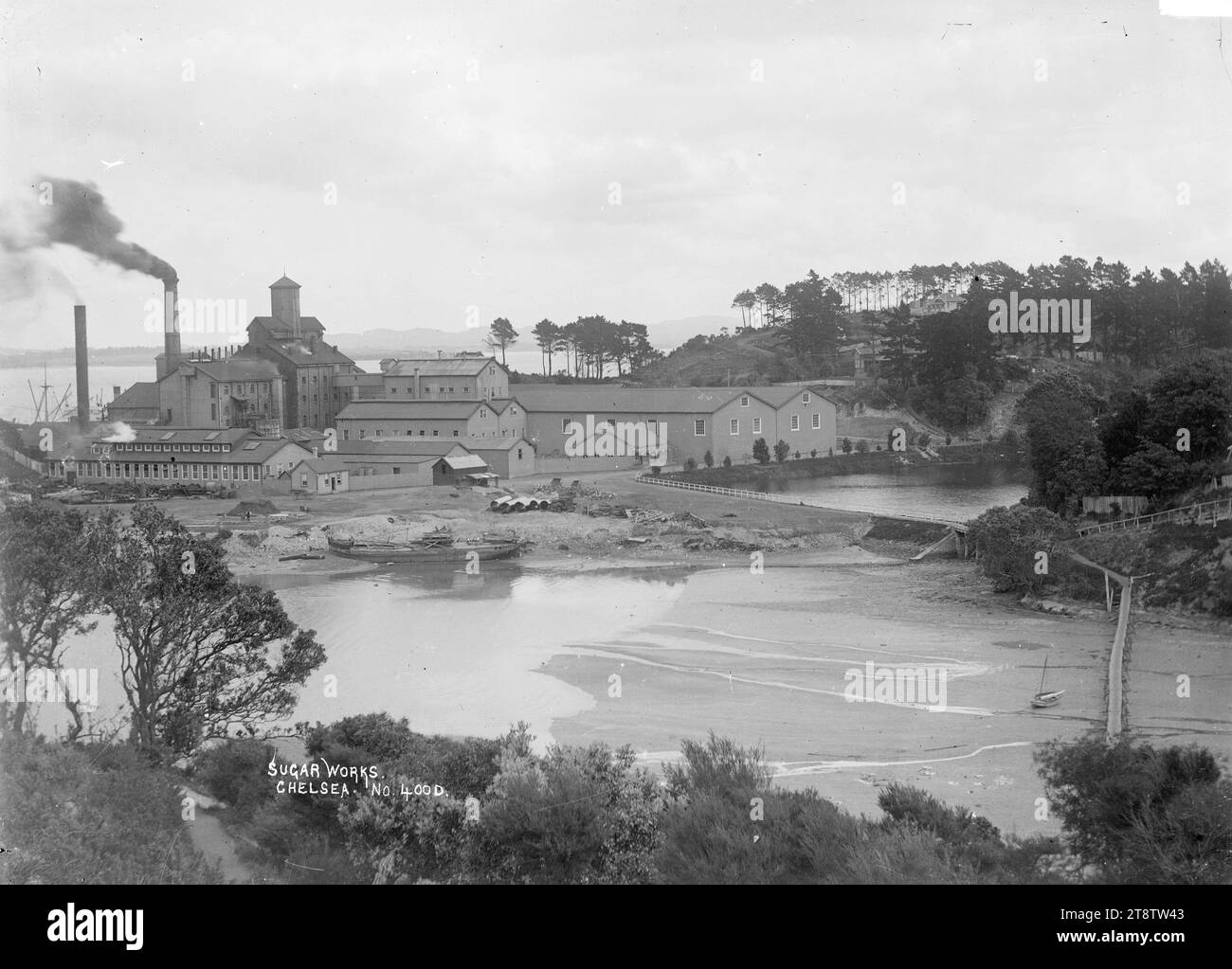 Colonial Sugar Company arbeitet in Chelsea, Birkenhead, Auckland, Neuseeland, die Colonial Sugar Company arbeitet in Chelsea, Birkenhead, Auckland, Neuseeland, mit Blick über den Duck Creek, fotografiert zwischen 1900 und 1930 Stockfoto
