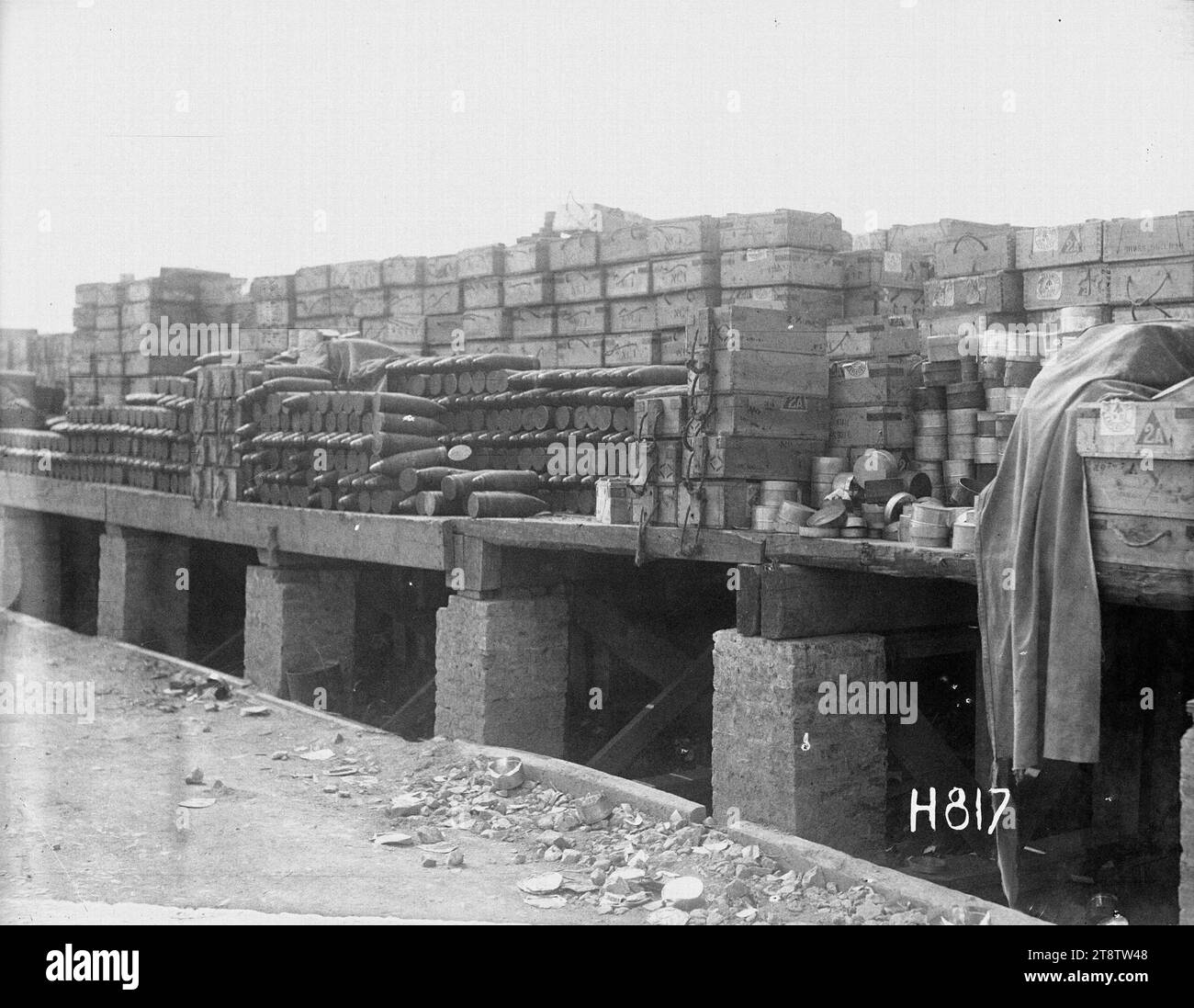 Eine Munitionskippe, 1. Weltkrieg, Eine allgemeine Ansicht eines Munitionslagers im 1. Weltkrieg Munitionskisten werden auf einer erhöhten Holzplattform gestapelt. Verschiedene Schalen sind auch an der Vorderseite gestapelt. Foto aufgenommen 1917 Stockfoto