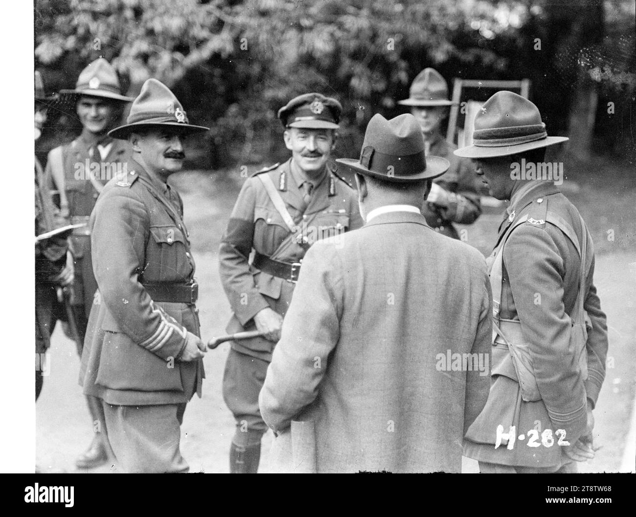 Sir Thomas MacKenzie mit neuseeländischen Offizieren in Frankreich während des Ersten Weltkriegs, Sir Thomas Mackenzie (zurück zur Kamera), neuseeländischer Hochkommissar in London, sprach mit neuseeländischen Offizieren während seines Besuchs bei den Truppen in Frankreich während des Ersten Weltkriegs Im Zentrum steht Generalmajor Russell. Die ganz rechte Figur könnte Peter Buck sein. Foto vom 9. Oder 10. September 1917 Stockfoto