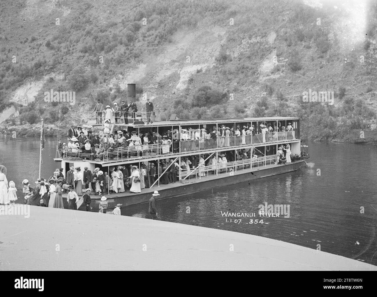 Raddampfer Manuwai und Passagiere auf dem Whanganui River, Raddampfer Manuwai und Passagiere auf dem Whanganui River. Foto aufgenommen von Price Photo Co um den 1. Januar 1907 Stockfoto