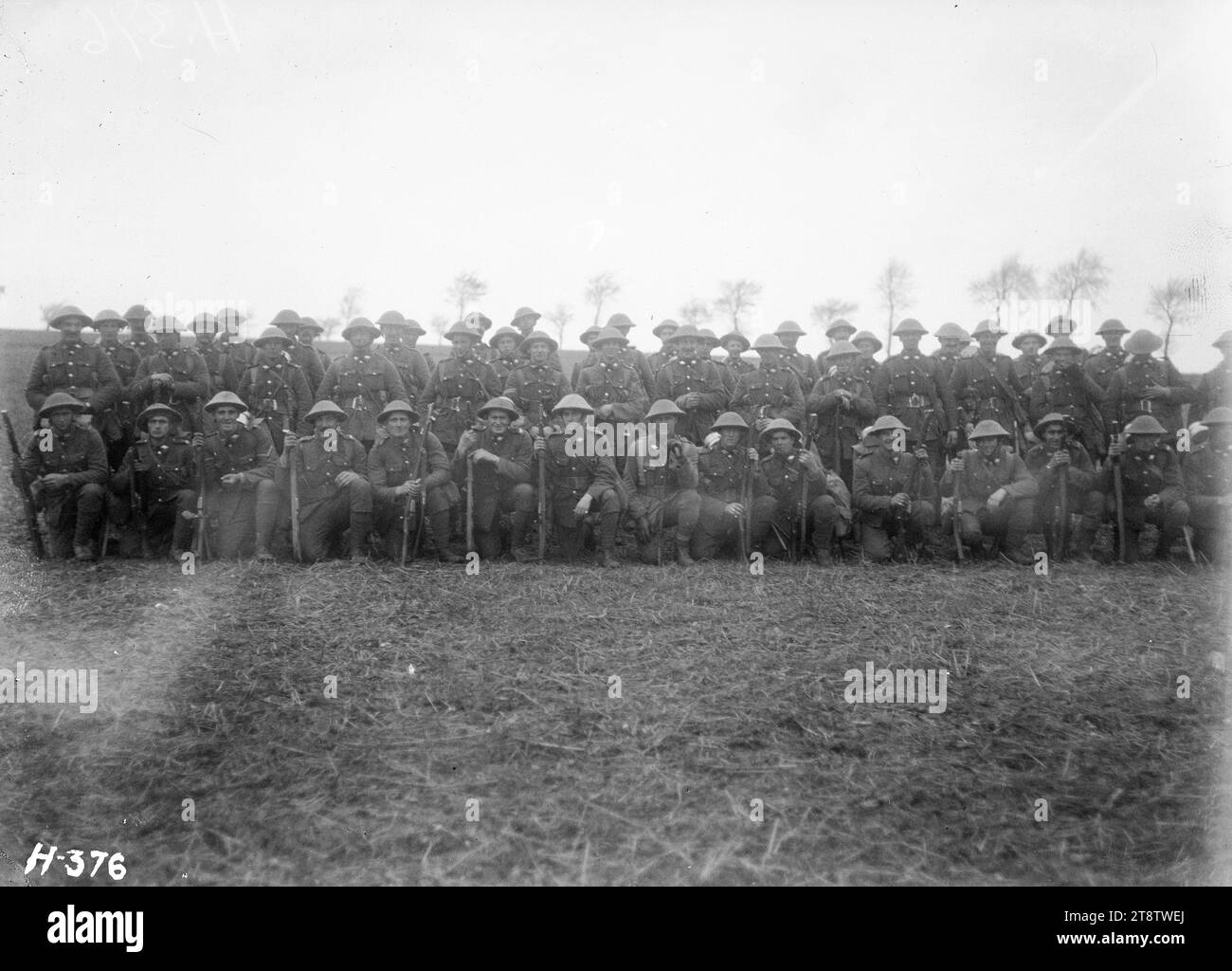 Soldaten eines Wellington, Neuseeland-Regiments in Frankreich, Soldaten der Taranaki-Kompanie? Von einem Wellington, New Zealand Regiment, 1. Brigade posiert für ein Gruppenporträt in Bayenghem, Frankreich. Foto vom 8. November 1917 Stockfoto