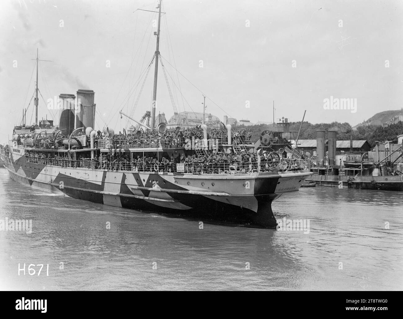 Die Prinzessin Victoria mit Massey und Ward legt in Boulogne an, die Prinzessin Victoria, das Schiff mit Premierminister William Massey und der stellvertretende Premierminister Sir Joseph Ward, legen zu Beginn eines Ministerbesuchs bei den neuseeländischen Truppen in Frankreich während des Ersten Weltkriegs in Boulogne an Foto vom 29. Juni 1918 Stockfoto