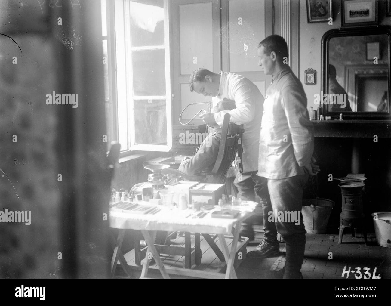 Soldat in Zahnbehandlung während des Ersten Weltkriegs, Soldat in Zahnbehandlung in der voll ausgestatteten Zahnklinik in Nielles, Frankreich. Foto, aufgenommen im November 1917 Stockfoto