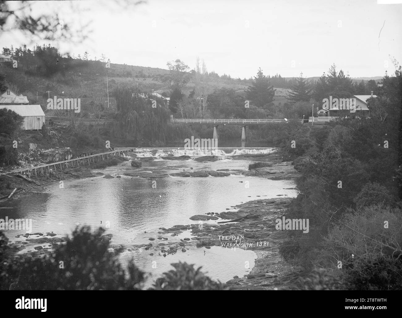 Die Wasserfälle und die Brücke bei Warkworth zeigen den Warkworth Damm und die Wasserfälle auf dem Mahurangi River sowie die Brücke über den Fluss. Im Hintergrund (teilweise von Bäumen verdeckt), am Ende der Brücke, befindet sich eine Wohnung, ca. 1910 Stockfoto