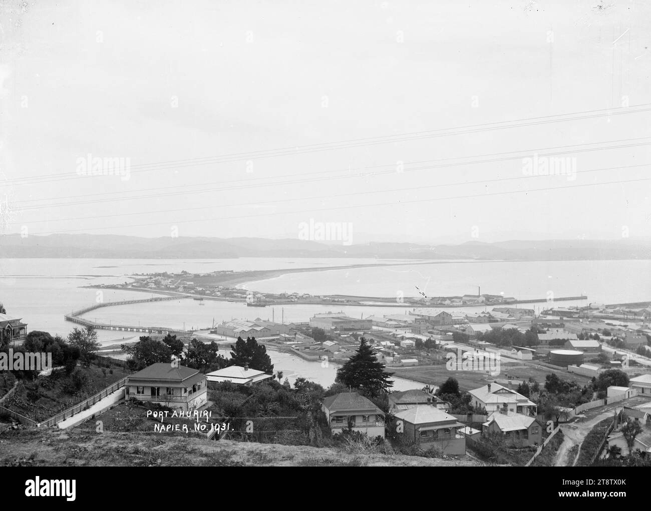 Port Ahuriri, Napier, Blick auf Port Ahuriri mit Häusern im Vordergrund mit einem Industriegebiet dahinter, Wellenbrechern und Werften und dem Lagunenbereich, der später durch die Bodenverlagerung während des Napier-Erdbebens von 1931 gefüllt wurde Stockfoto