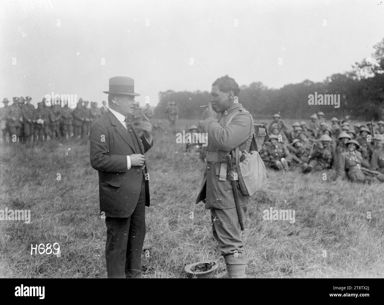 Joseph George Ward und ein Soldat, der Zigarren raucht, Joseph George Ward und ein Soldat des Pioneer Battalions, der Zigarren raucht. Aufgenommen in Frankreich am 30. Juni 1918 Stockfoto
