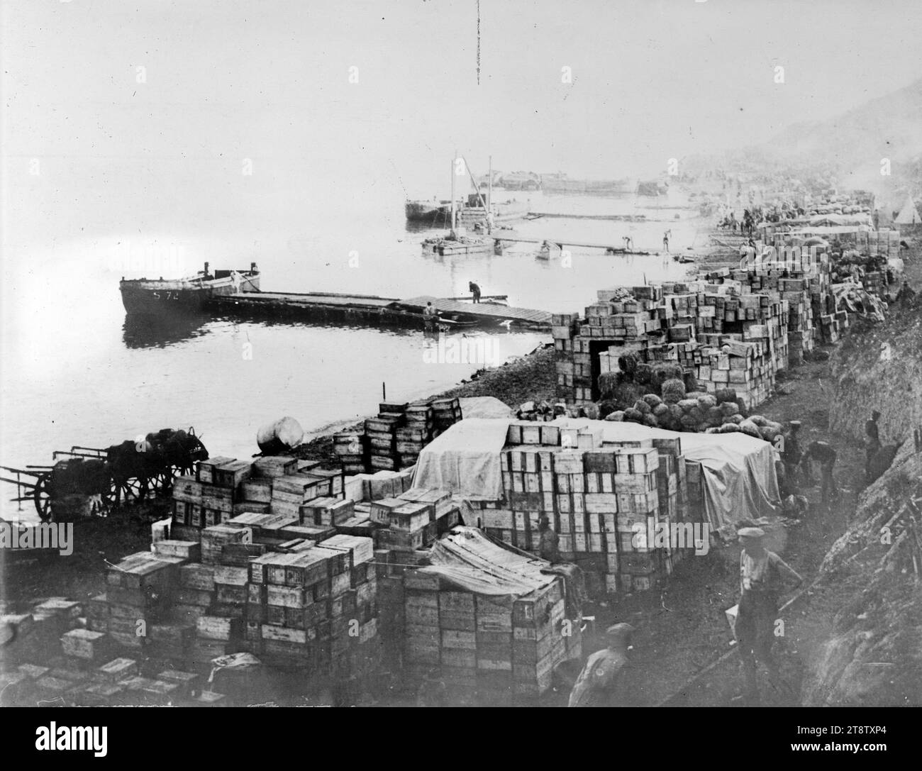 Militärische Vorräte aufgestapelt auf Anzac Cove, Gallipoli, Mai 1915 Stockfoto