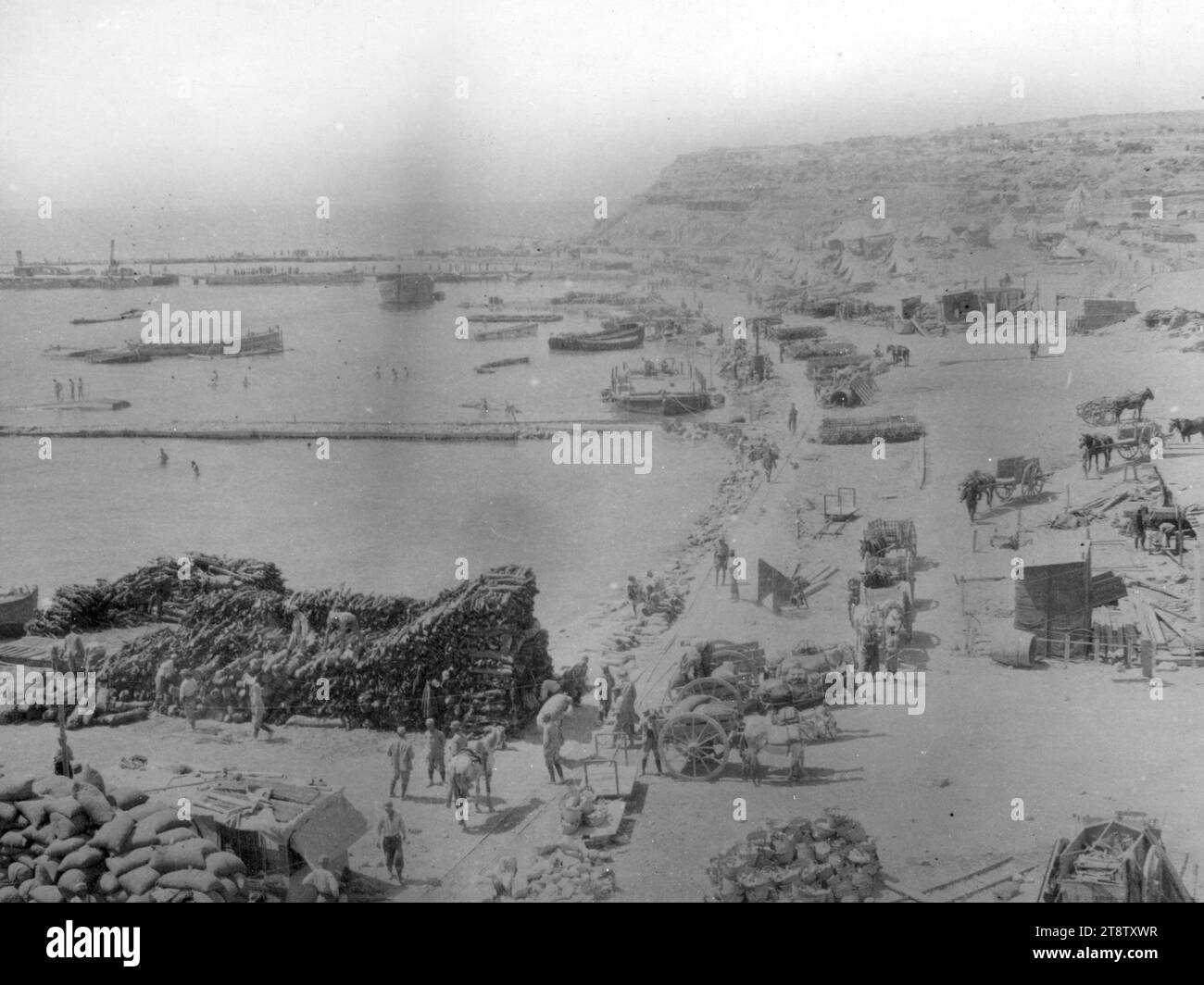Entladung liefert bei Anzac Cove, Gallipoli, Türkei, 1915 Stockfoto
