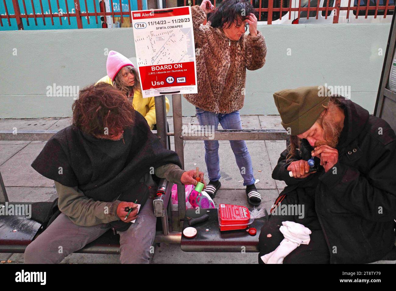 San Francisco, USA. 13. November 2023, San Francisco, Tenderloin District, November 2023 San Francisco ist das Epizentrum der Fentanyl-Krise. Tausende von Obdachlosen lagern auf den Straßen Drogen und Verbrechen sind weit verbreitet. Die meisten verwendeten Drogen sind Fentanyl, Crack und Crystal Meth etwa 10 Menschen pro Woche sterben an Überdosierung (Foto: Teun Voeten/SIPA USA) Credit: SIPA USA/Alamy Live News Stockfoto