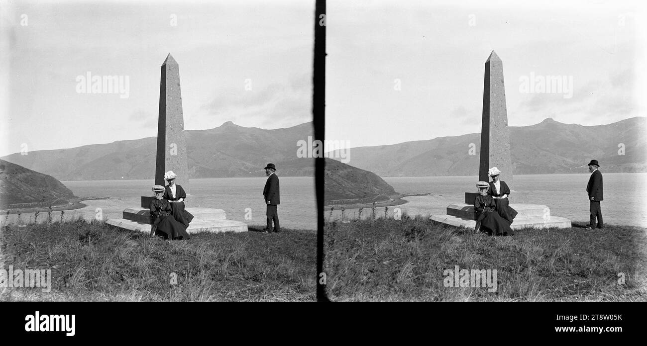 Obelisk Denkmal und Gruppe in Green Point, Akaroa, ca. 1910 Stockfoto