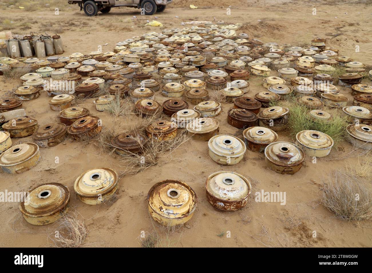 HAJJAH, JEMEN – 27. Januar 2021: Zerstörung von mehr als fünftausend Minen und Sprengkörperresten im Gouvernement Hajjah auf der Stockfoto