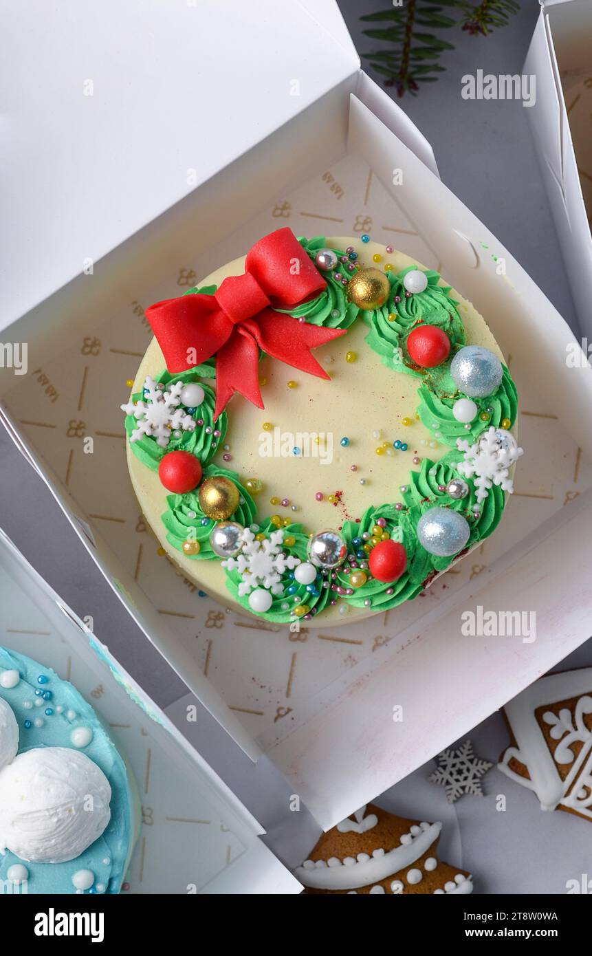 Weihnachtskranzkuchen, festlicher Bento-Kuchen, Neujahrsdessert auf hellem Hintergrund Stockfoto