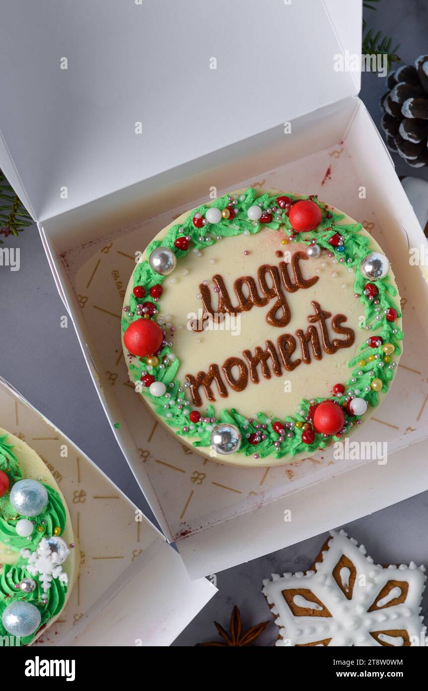 Weihnachtskuchen, festlicher Bento-Kuchen mit Gruß, Neujahrsdessert auf hellem Hintergrund Stockfoto