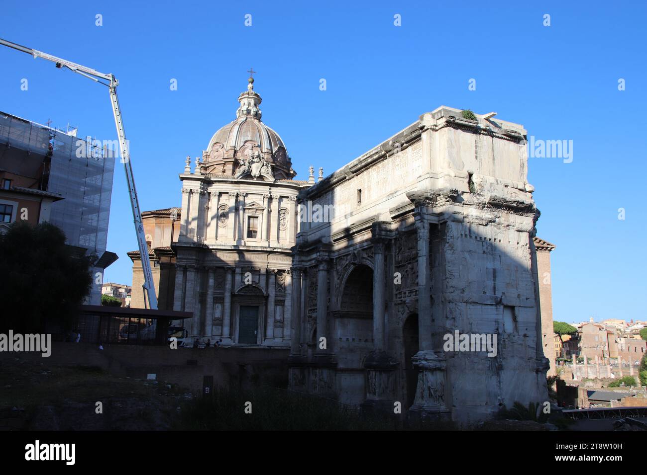 Forum Romanum (Forum Romanum): Bogen des Septimius Severus mit Kirche Santi Luca e Martina hinten, historisches Zentrum des antiken Roms, Rom, Italien Stockfoto