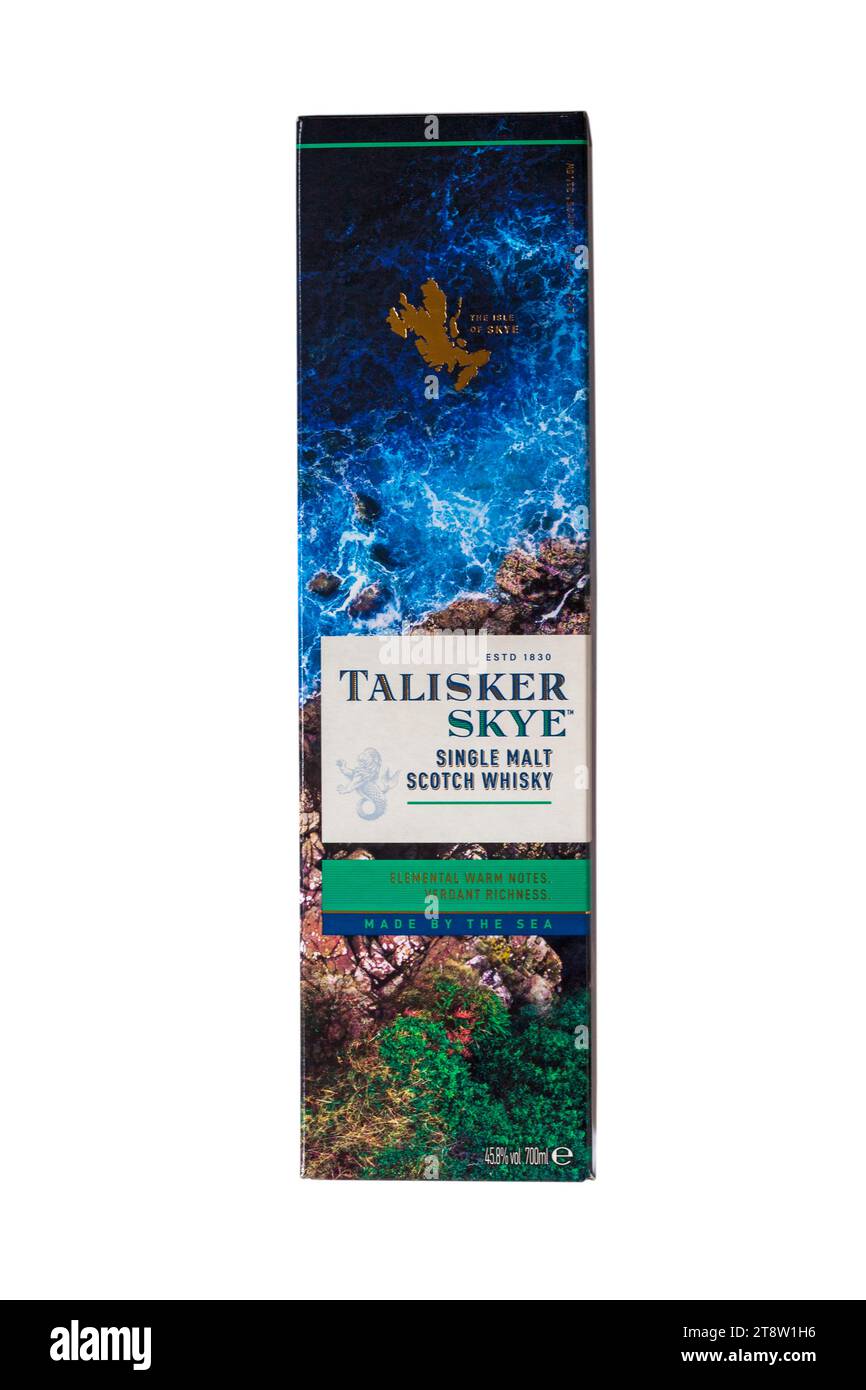 Talisker Skye Single Malt Scotch Whisky in Box isoliert auf weißem Hintergrund - elementare warme Noten grüner Reichtum vom Meer Stockfoto
