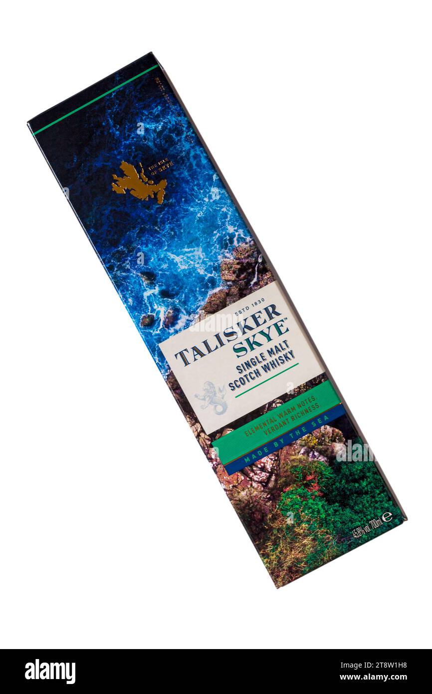 Talisker Skye Single Malt Scotch Whisky in Box isoliert auf weißem Hintergrund - elementare warme Noten grüner Reichtum vom Meer Stockfoto