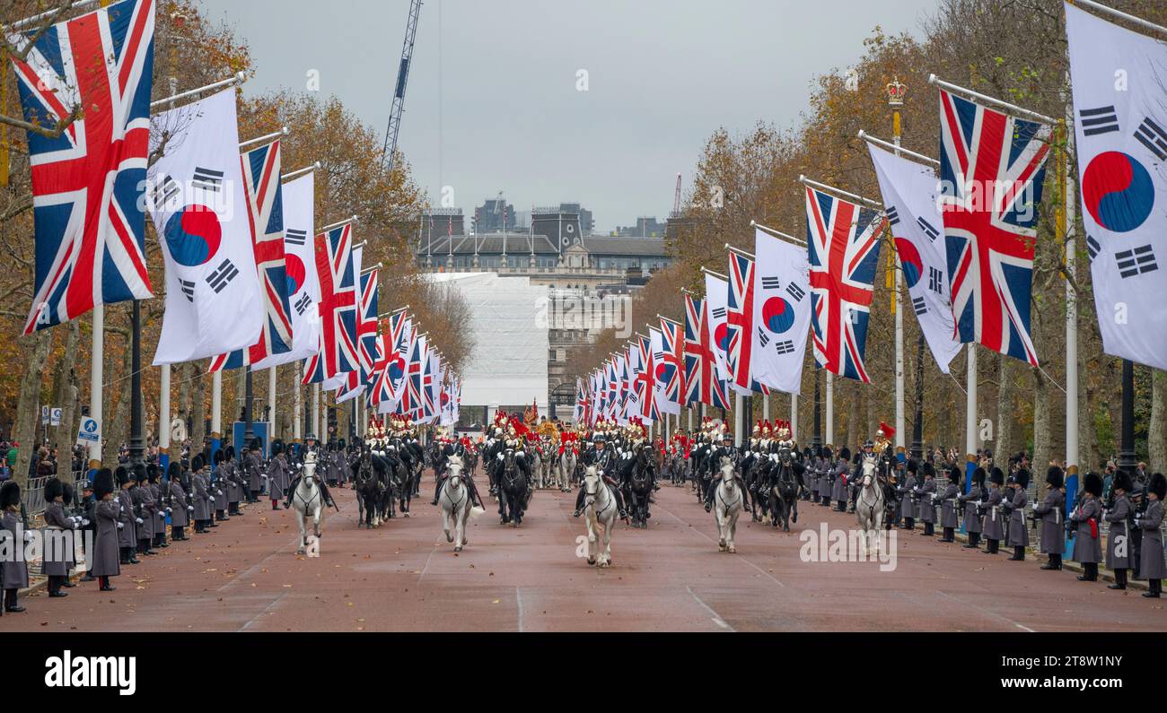 London, Großbritannien. November 2023. Pomp und Zeremonie vor dem Buckingham Palace. Der Präsident der Republik Korea, Yoon Suk Yeol, und die First Lady kommen zu Beginn seines Staatsbesuchs in Großbritannien am Buckingham Palace entlang der Mall an. Quelle: Malcolm Park/Alamy Live News Stockfoto