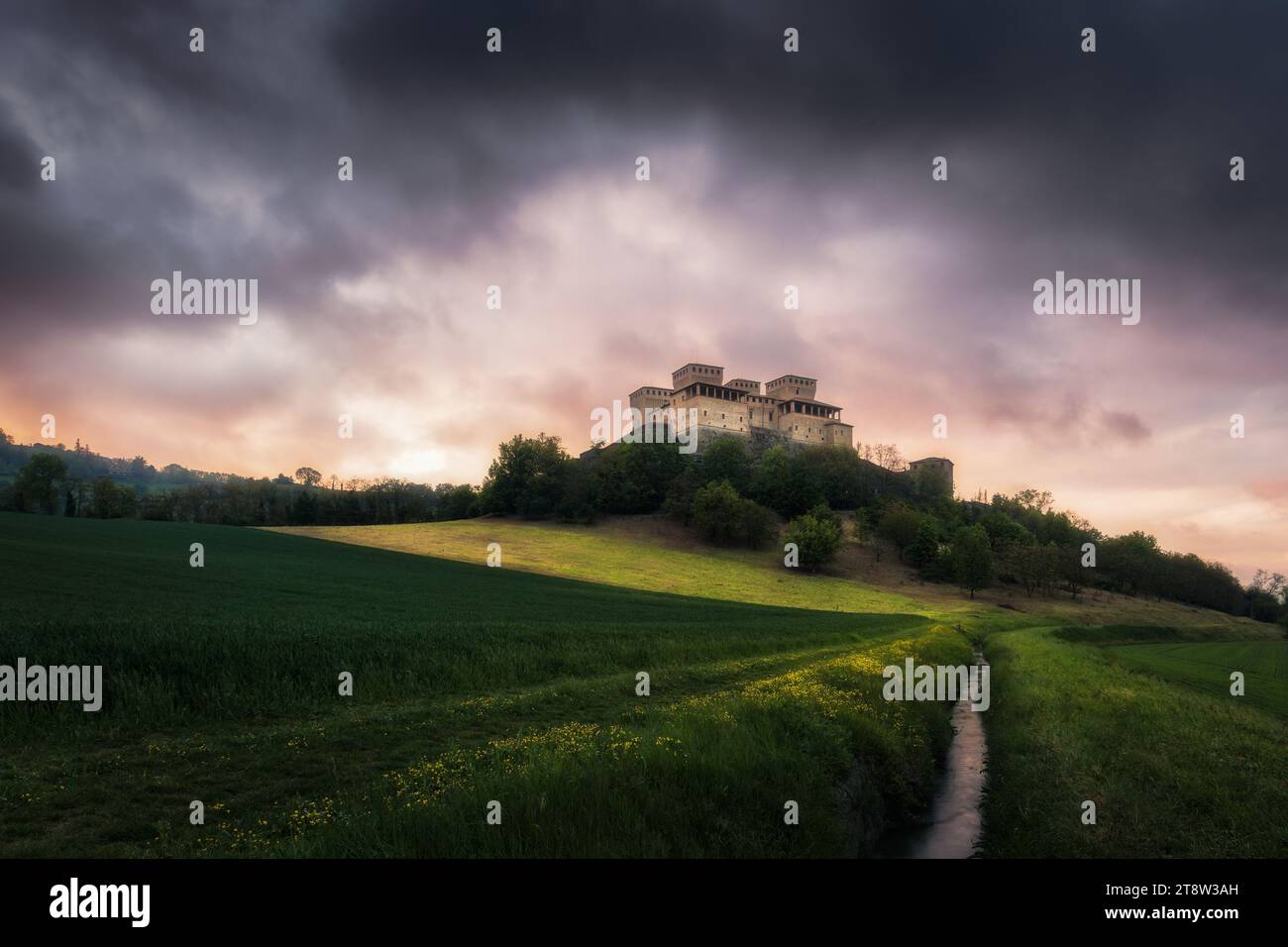 Geschichte und Drama: Ein dramatischer Sonnenuntergang auf dem Land in der Nähe von Parma (Italien) Stockfoto