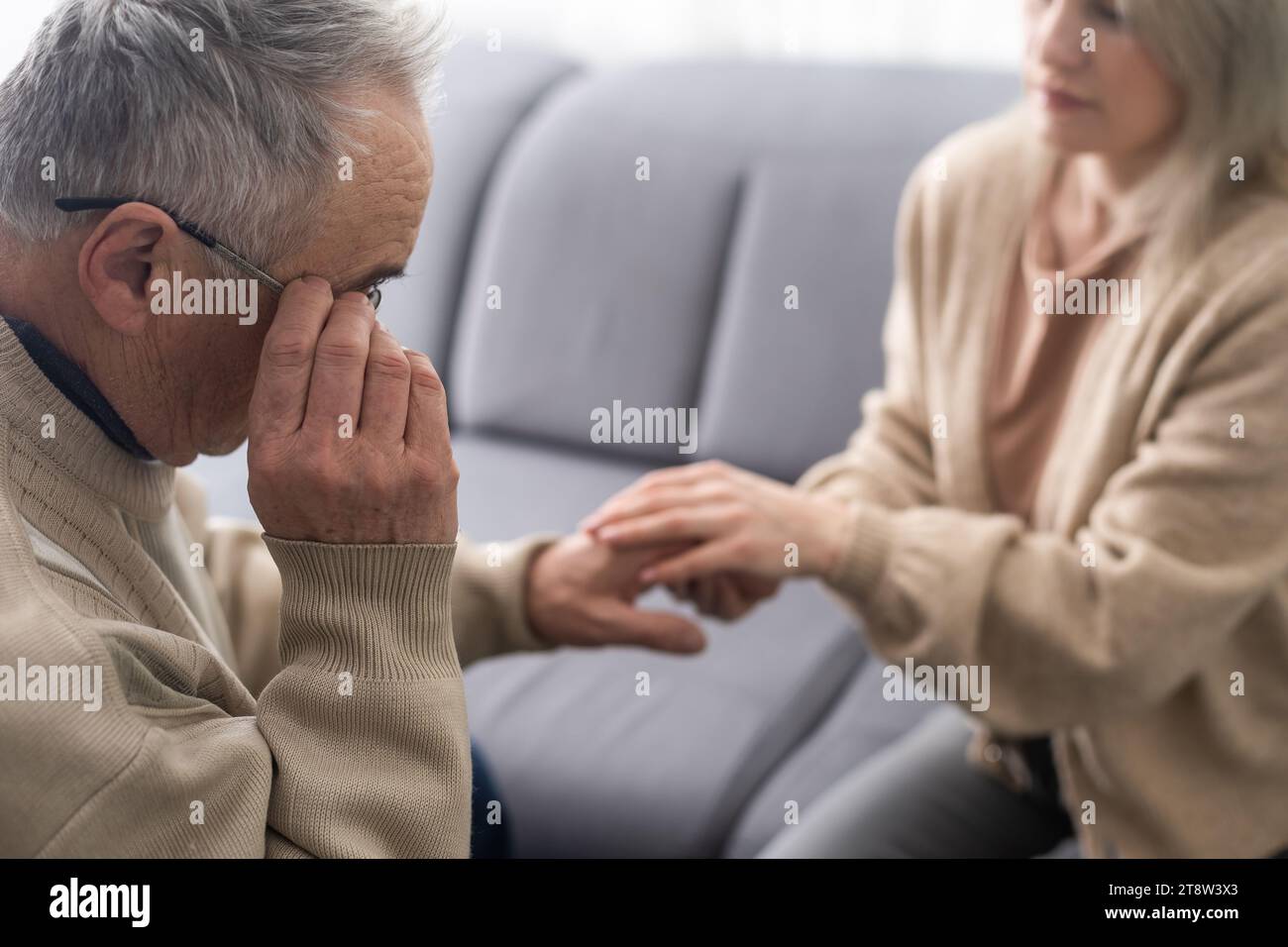 Junge Frau mit älterer Mann, Hände, Nahaufnahme Stockfoto