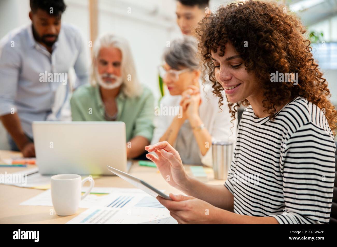 Junger Erwachsener Projektmanager mit digitalem Tablet Stockfoto