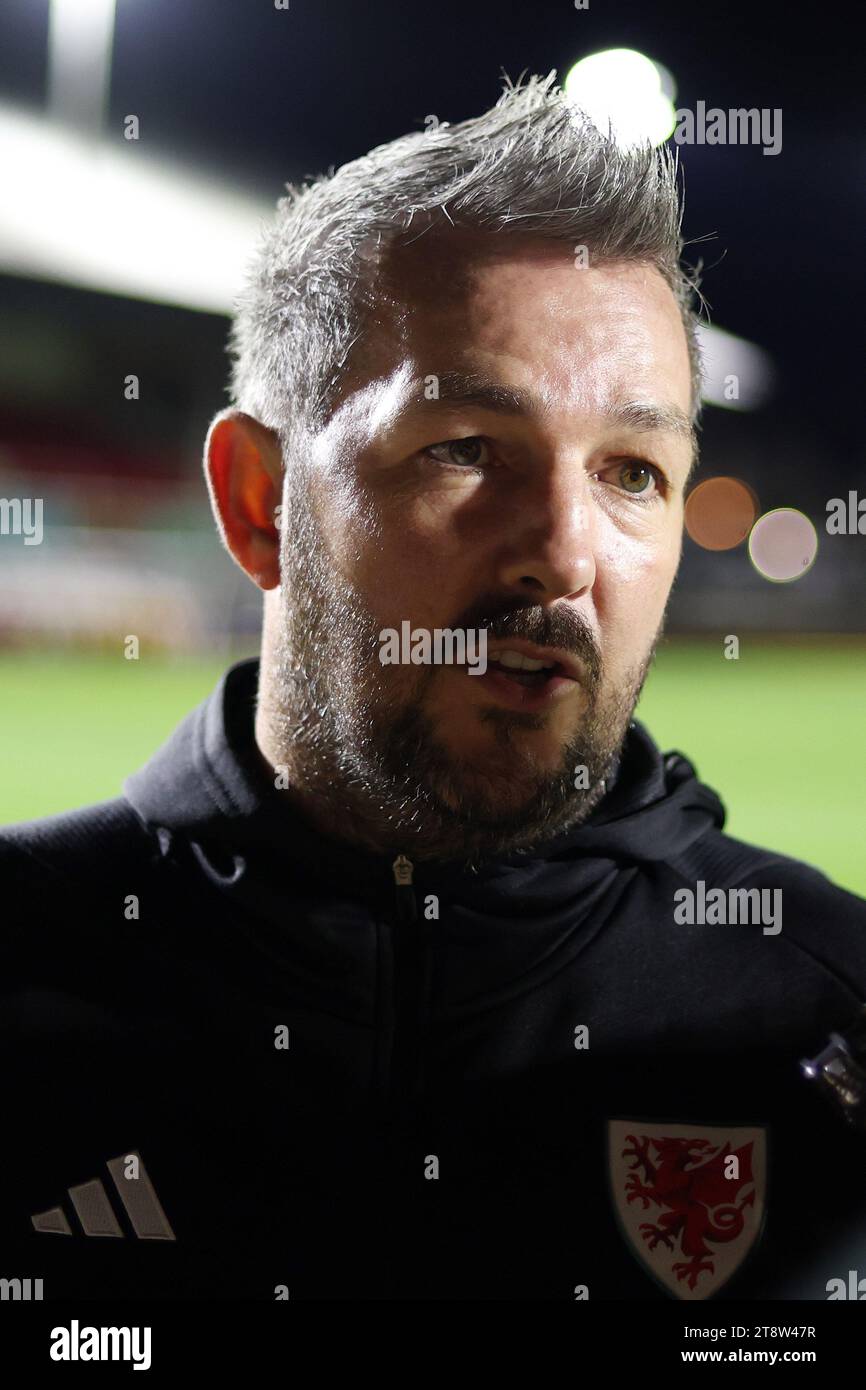 Newport, Großbritannien. November 2023. Matty Jones, Cheftrainer/Manager der walisischen U21-Fußballnationalmannschaft, schaut zu. Matchball .Wales U21 gegen Dänemark U21, Qualifikation zur UEFA Euro U21-Meisterschaft, Spiel der Gruppe I bei Rodney Parade in Newport, Südwales am Montag, den 20. November 2023. Nur redaktionelle Verwendung. bild von Andrew Orchard/Andrew Orchard Sportfotografie/Alamy Live News Credit: Andrew Orchard Sportfotografie/Alamy Live News Stockfoto