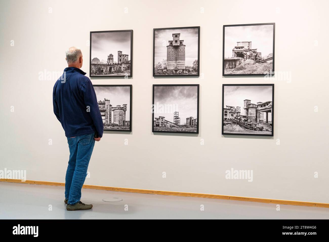 Die Fotografie-Ausstellung Sony Photography Ausstellung Awards 2023 im Willy-Brandt-Haus, der SPD-Parteizentrale, Berlin-Kreuzberg. *** Die Fotoausstellung Sony Photography Exhibition Awards 2023 im Willy Brandt Haus, dem SPD-Partyhauptsitz, in Berlin Kreuzberg Credit: Imago/Alamy Live News Stockfoto