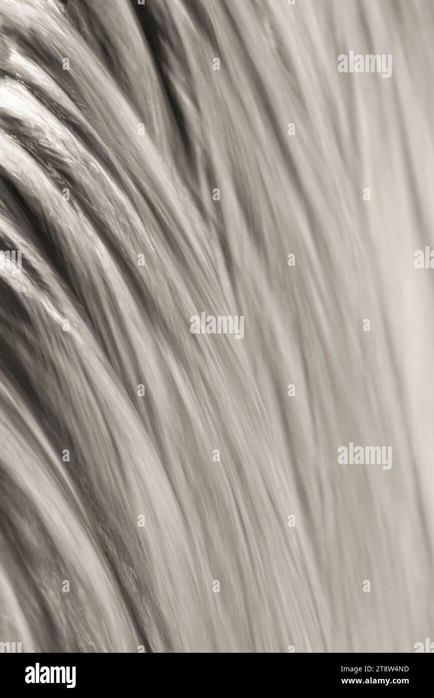 Schnell fließendes Wasser, das über den Rand eines flachen Wasserfalls fällt Stockfoto