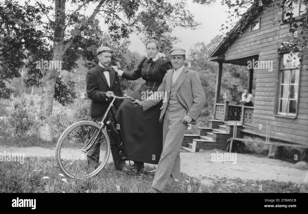 Hugo Simberg, 24.6,1873, Hamina, 12.7,1917, Ähtäri, Wolter, Blenda und Einar Simberg im Hof der Gelben Villa, auf der Veranda der Villa Elma Simberg, 1903, 56 x 82 mm, Veranda, Hof - Arbeit: dänischer Graf Stockfoto