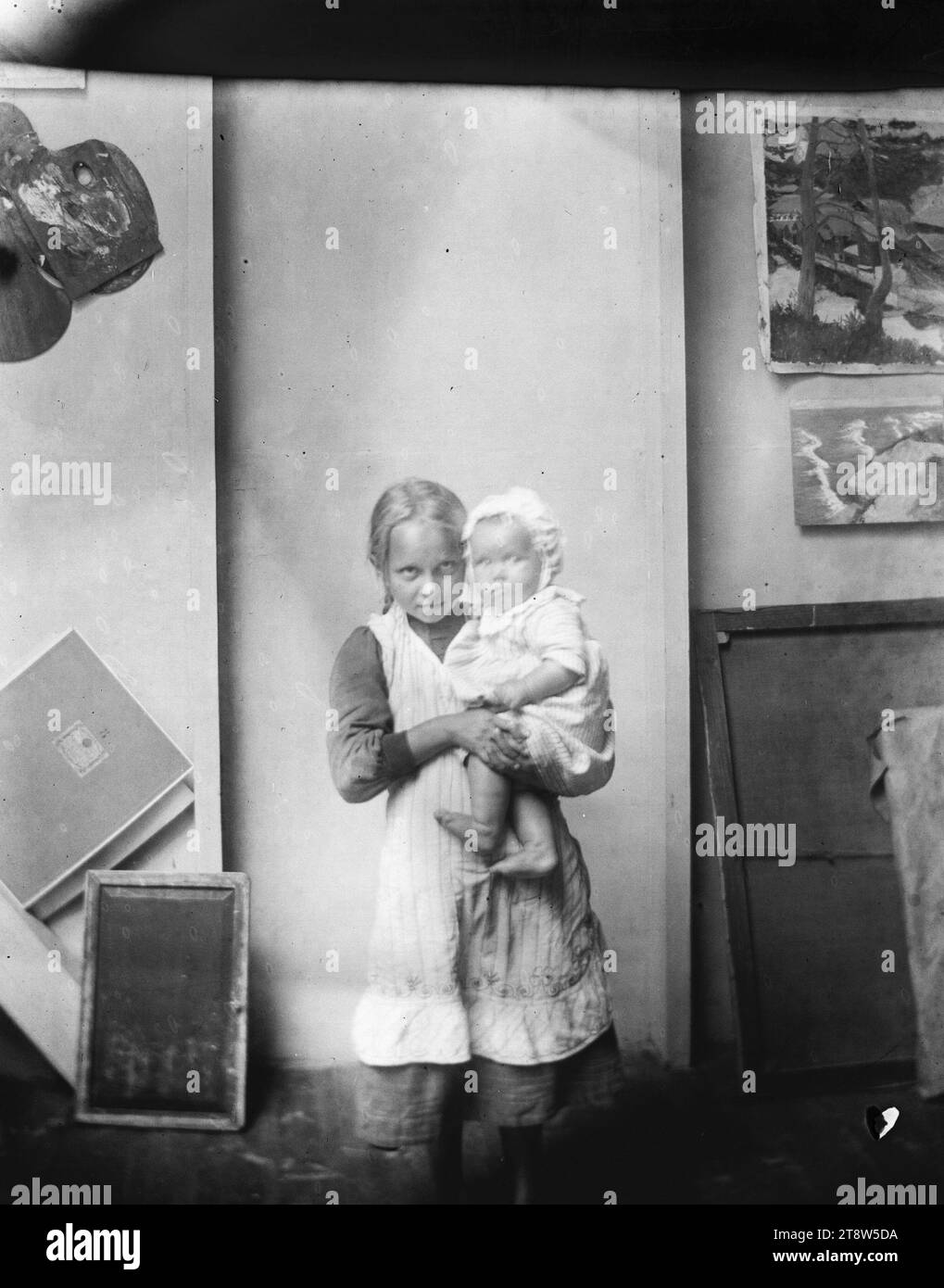 Hugo Simberg, 24.6,1873, Hamina, 12.7,1917, Ähtäri, Mädchen und Kind als Models in Selkäranta Studio, 1910, 164 x 120 mm, Studio, Kind, Model, Niemenlautta, Yevo Stockfoto